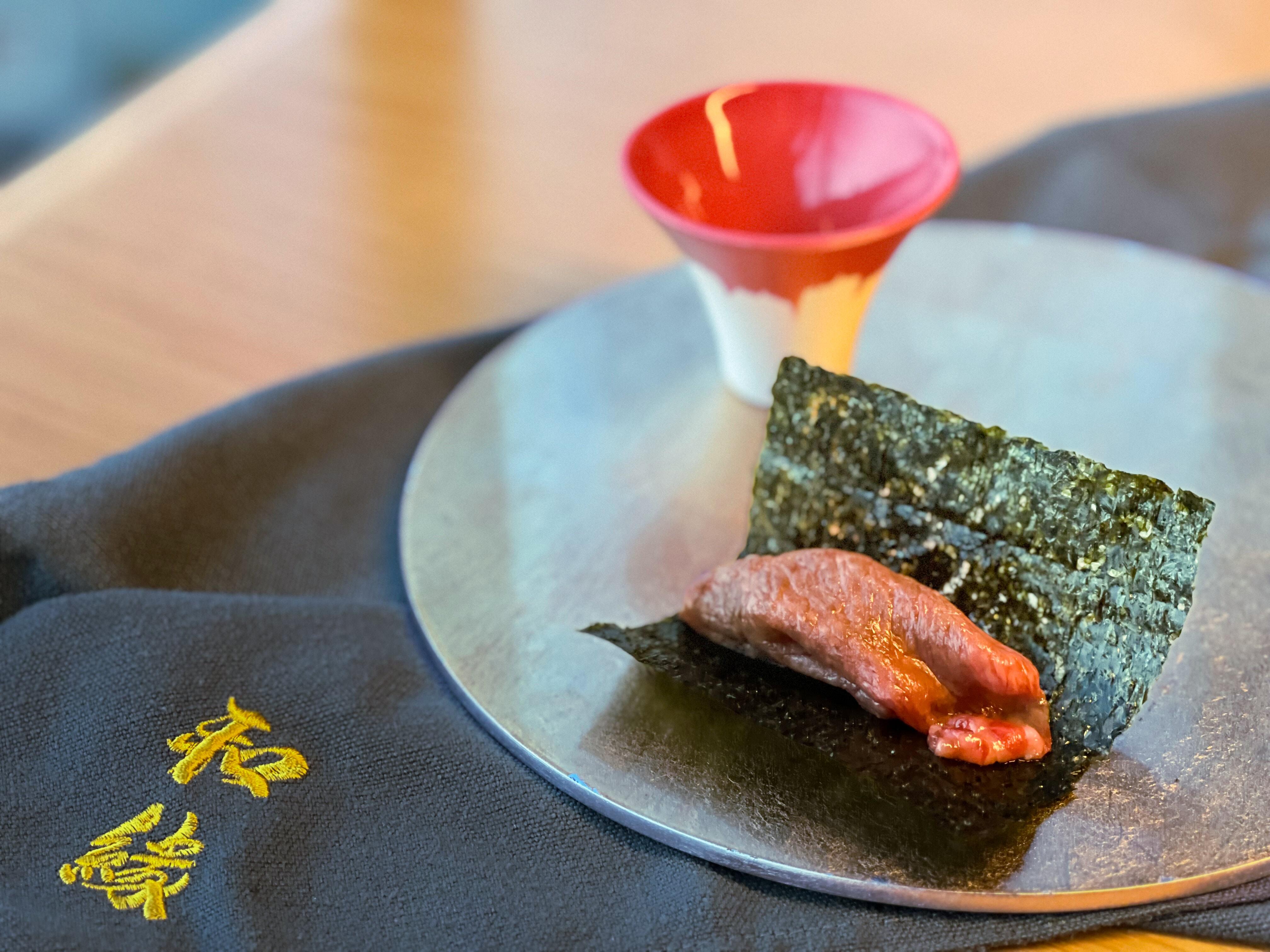 國慶月優惠:客人惠顧所有套餐,可以$1升級加購 和牛手卷一客 (原價: $180)。