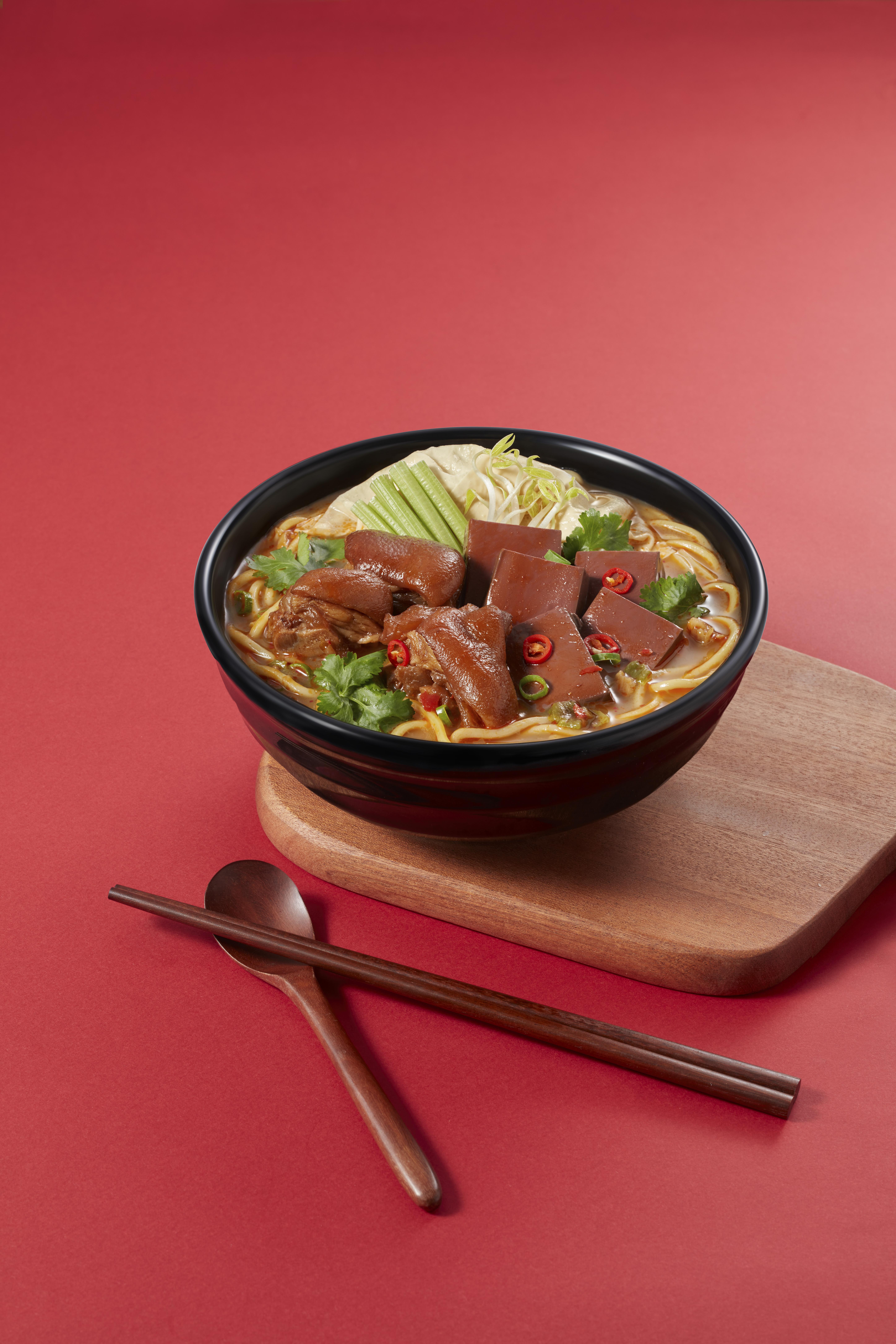 三哥水煮湯油麵|甜滷豬手.鴨血($49),水煮湯以15種香料與醬料提味,加入磨成泥茸的花椒、八角及鮮辣椒,湯底香濃辛辣。配上皮香肉嫩的甜滷豬手及鮮香嫩滑的鴨血,滋味醇厚。