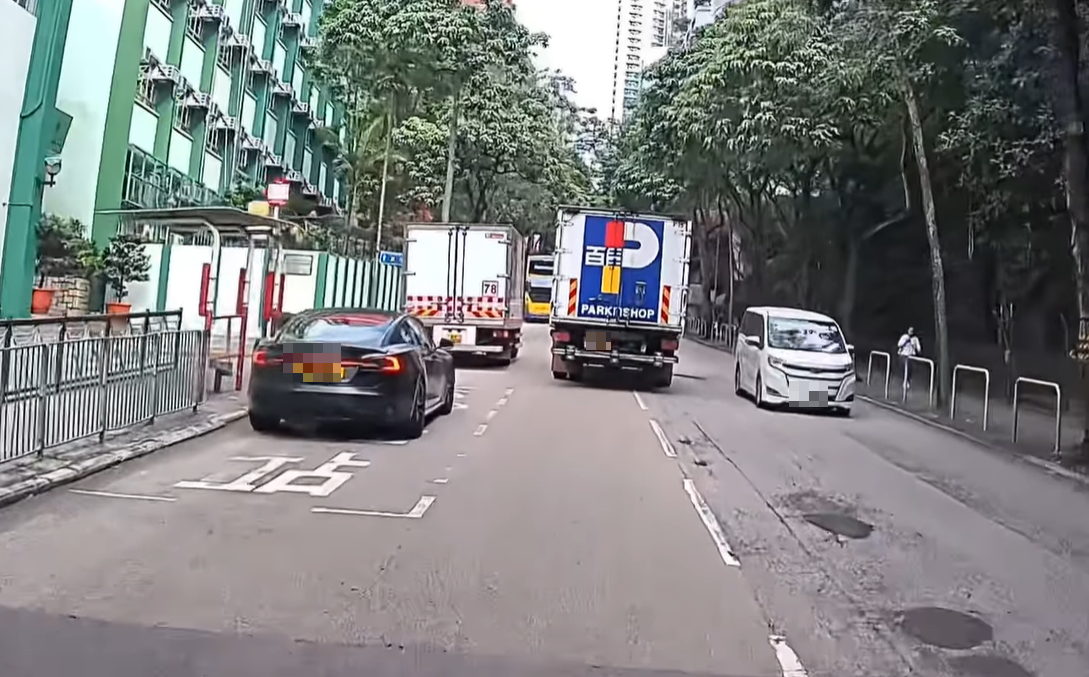 車Cam直擊︱貨車櫃門無關妥邊行邊甩 網民:可以一下「辦」死人 (@fb車cam L(香港群組)/Benson Tang )