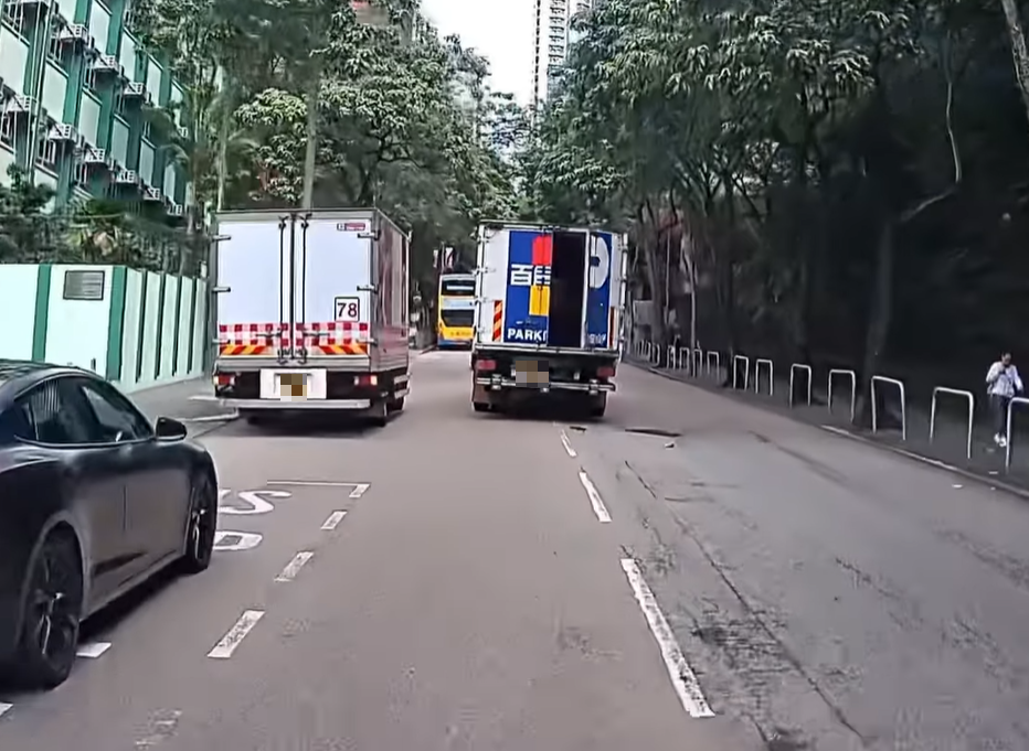 車Cam直擊︱貨車櫃門無關妥邊行邊甩 網民:可以一下「辦」死人 (@fb車cam L(香港群組)/Benson Tang )