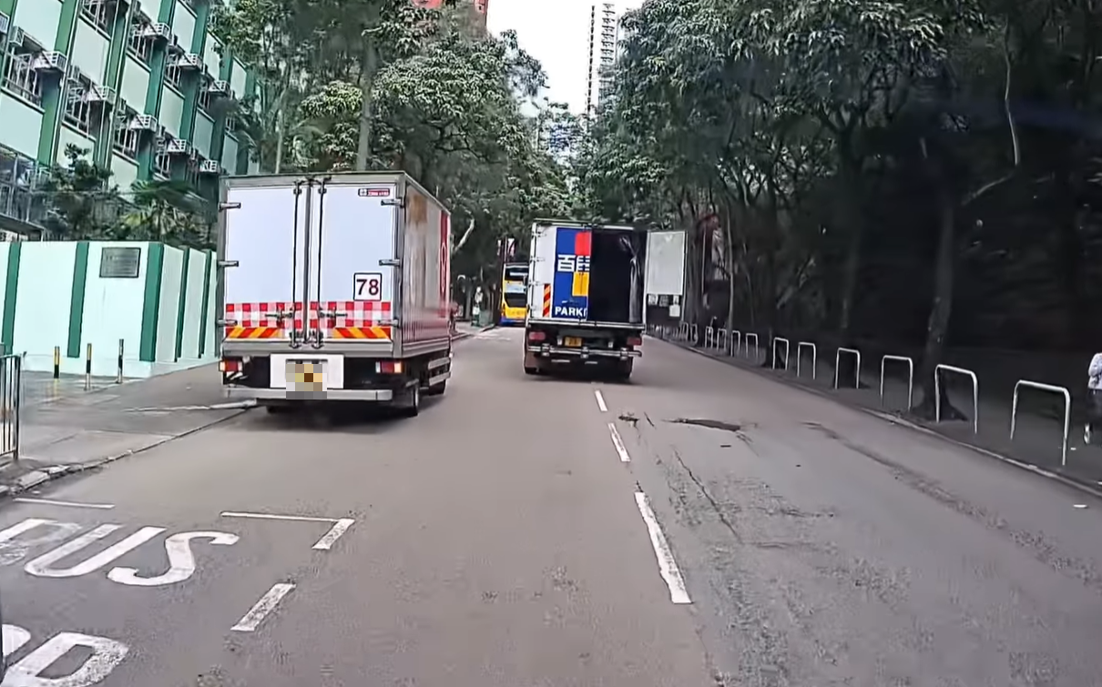 車Cam直擊︱貨車櫃門無關妥邊行邊甩 網民:可以一下「辦」死人 (@fb車cam L(香港群組)/Benson Tang )
