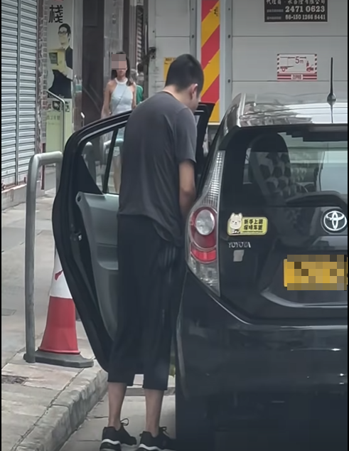 車Cam直擊|男子疑路邊小解 膠袋裝尿倒落渠 網民:司機喺街搵廁所真係好難 (@fb車cam L(香港群組)/Lkw Jack)