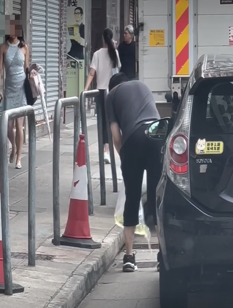 車Cam直擊|男子疑路邊小解 膠袋裝尿倒落渠 網民:司機喺街搵廁所真係好難 (@fb車cam L(香港群組)/Lkw Jack)