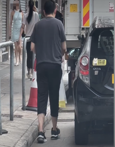 車Cam直擊|男子疑路邊小解 膠袋裝尿倒落渠 網民:司機喺街搵廁所真係好難 (@fb車cam L(香港群組)/Lkw Jack)