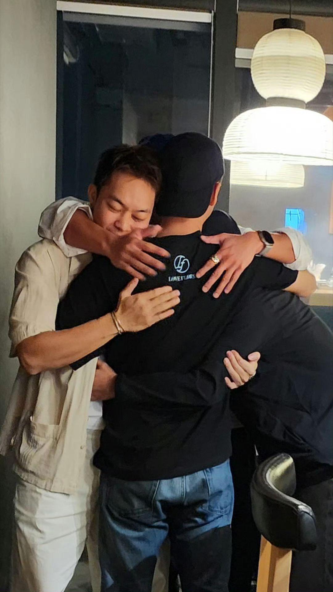 林峯攬實幾位好兄弟,場面溫馨。