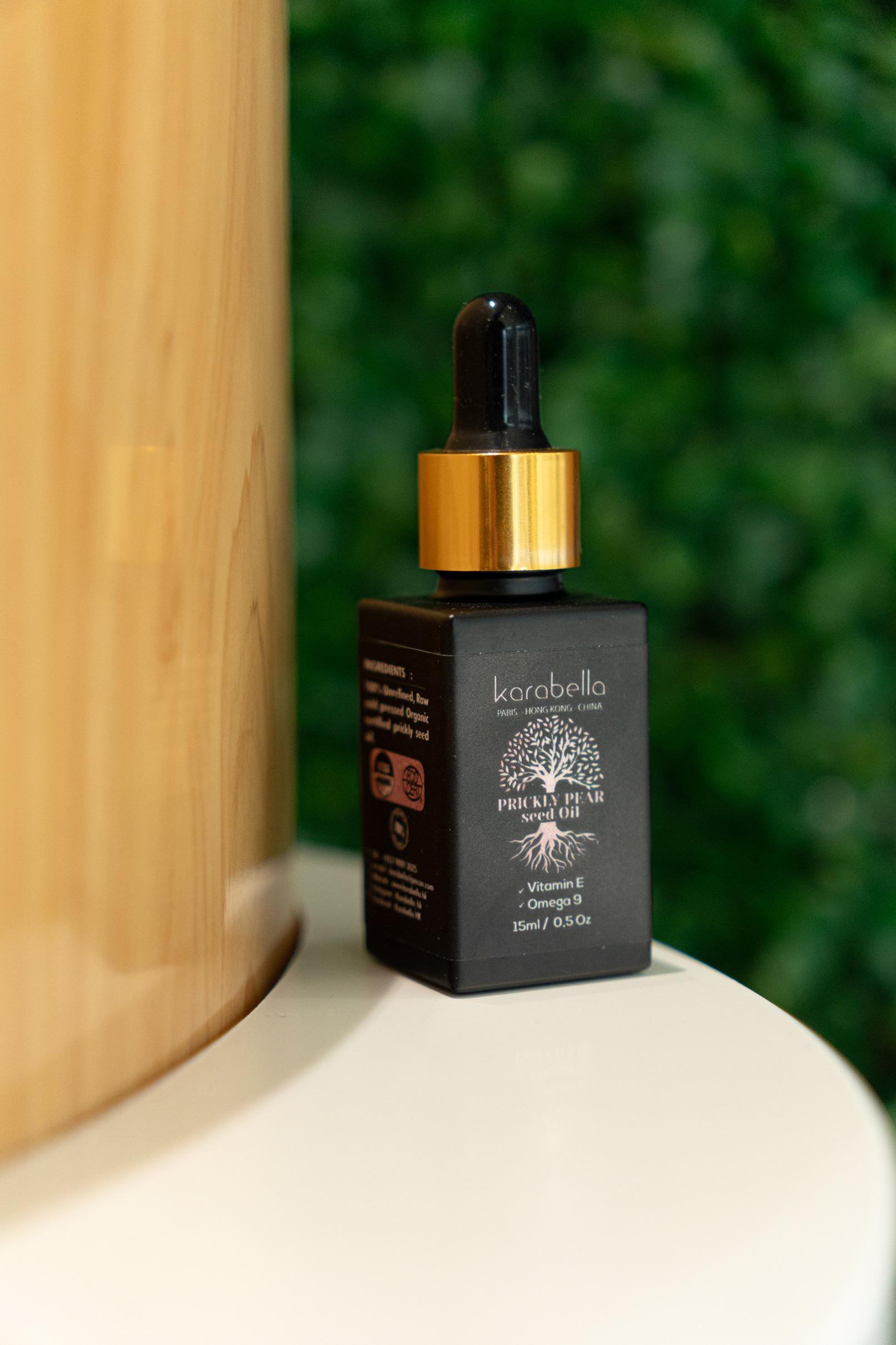 另一王牌仙人掌果籽油Prickly Pear Seed Oil,為初老肌膚而設。富含維他命E,帶來抗氧化、抗菌和抗炎功效,並有助減少毛細血管破裂,令肌膚柔軟滋潤、膚色均勻,對收緊毛孔、消退黑眼圈效果尤其顯著。