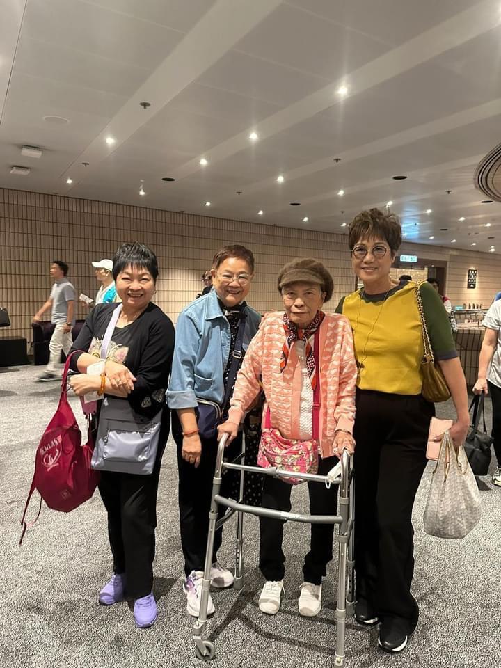 余慕蓮撐住助行架舉步為艱。