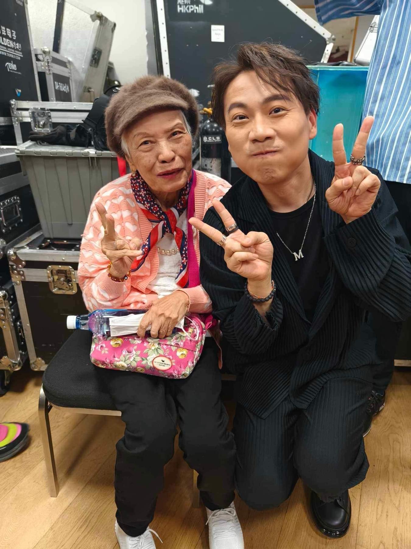 87歲余慕蓮現身賈思樂演唱會 撐住助行架舉步為艱