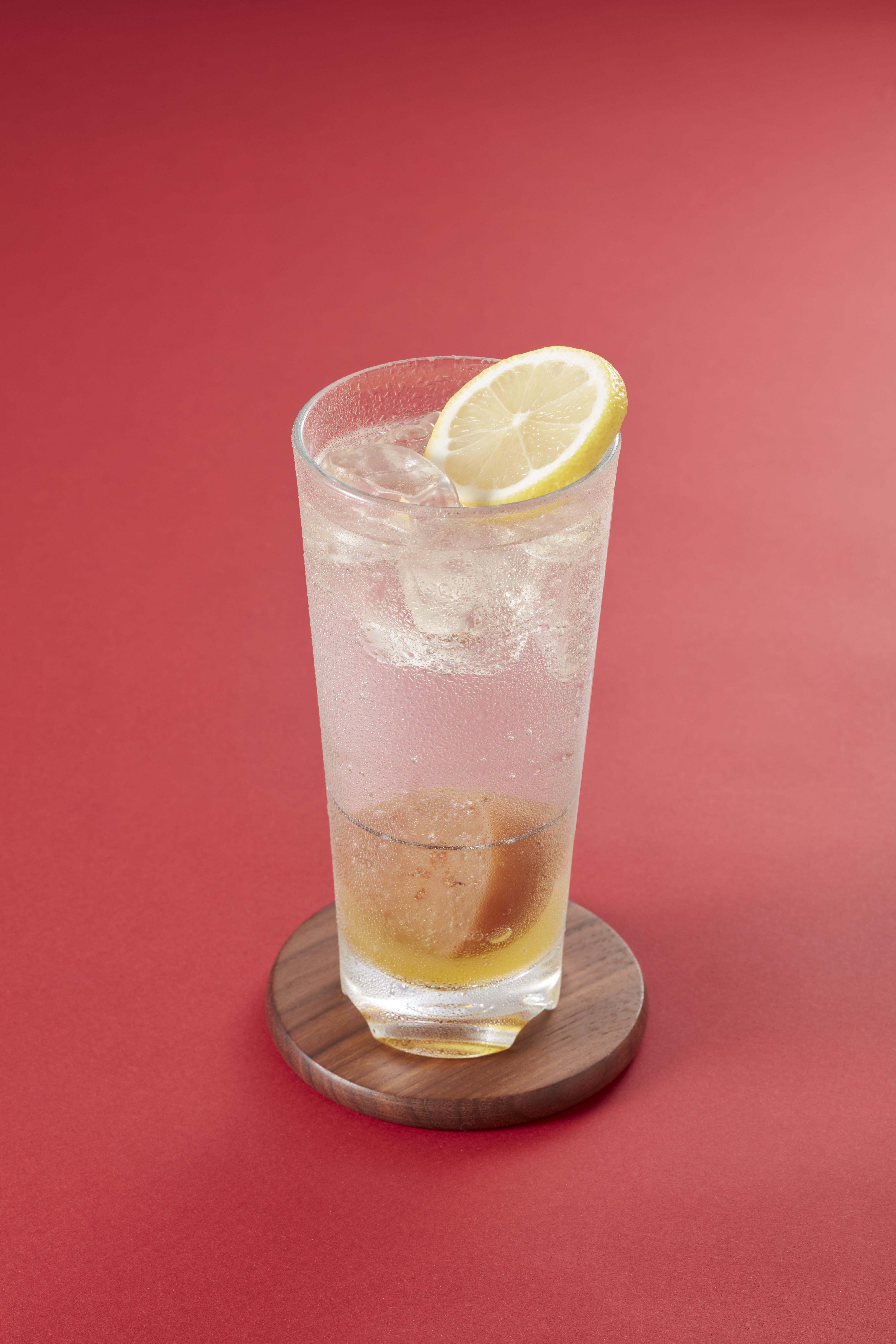 冰爽咸檸雪碧特飲(單點$17、加配價$12),鹹香青檸配上雪碧,完美融和的酸、鹹、甜,為三粉極速解辣。