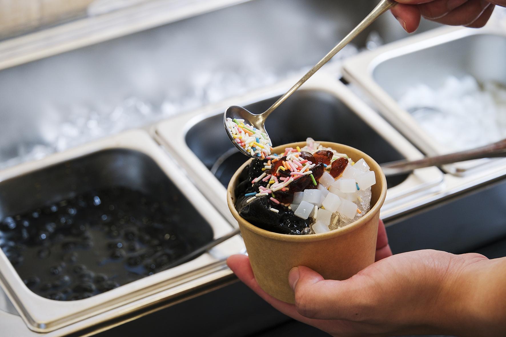 客人隨意自選配料組合刨冰甜品。