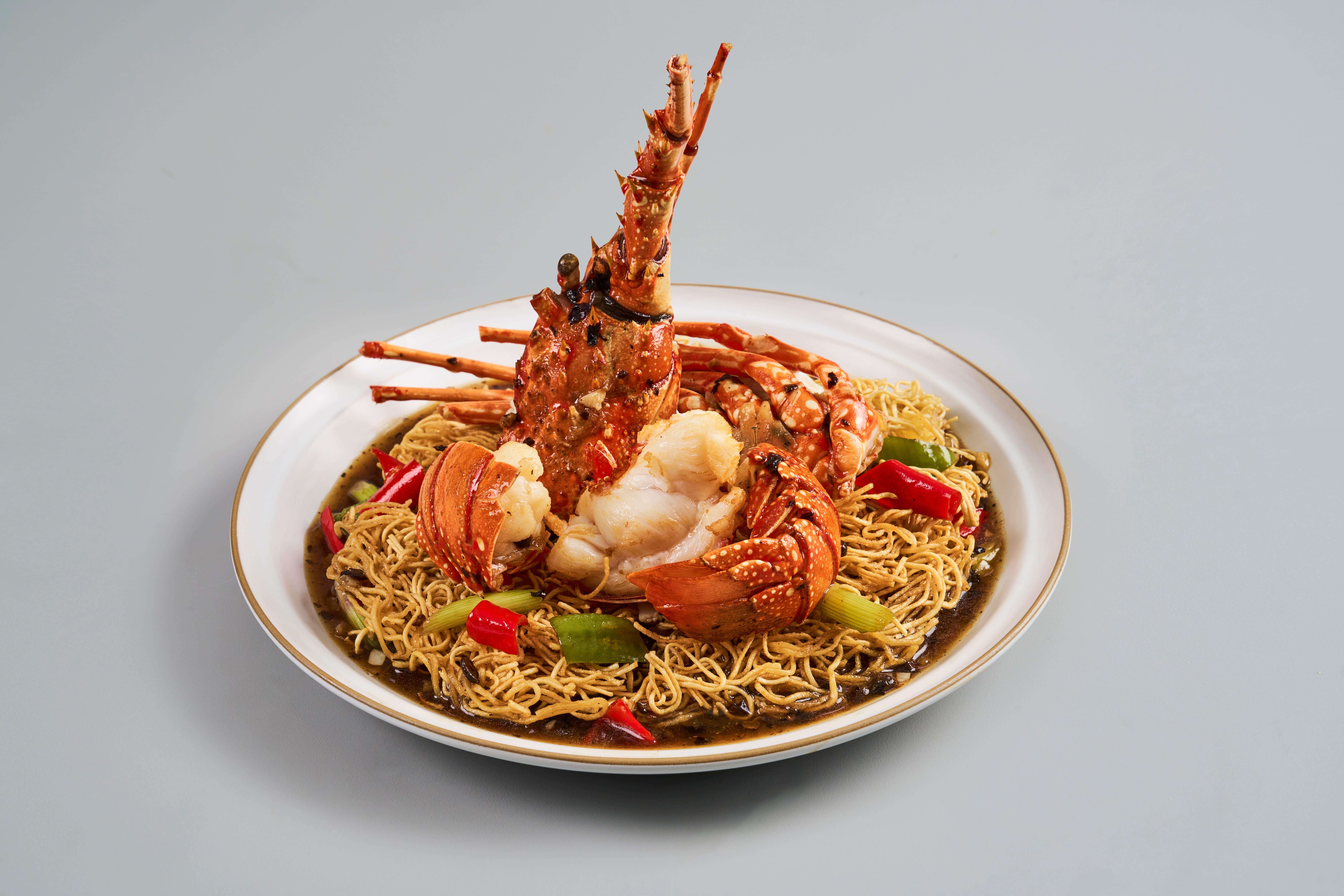 原隻新鮮龍蝦豆豉脆生麵$298 龍蝦新鮮彈牙,半煎炸的脆生麵具煙韌嚼勁。