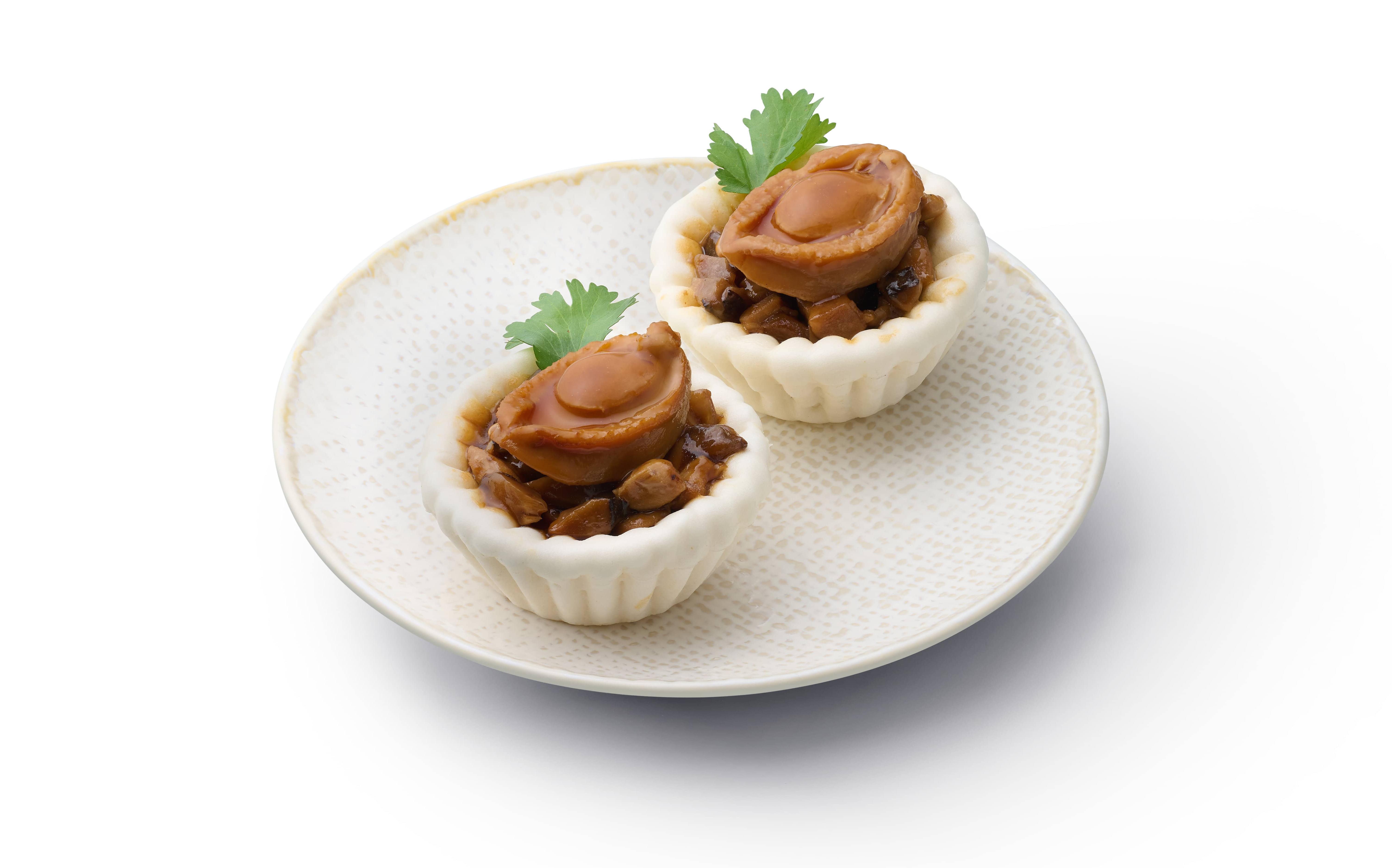 原隻鮑魚雞粒盞(2件)$88 十八頭鮑魚鮑味鮮濃,加上嫩滑的雞腿肉粒配搭自家製酥化撻底。