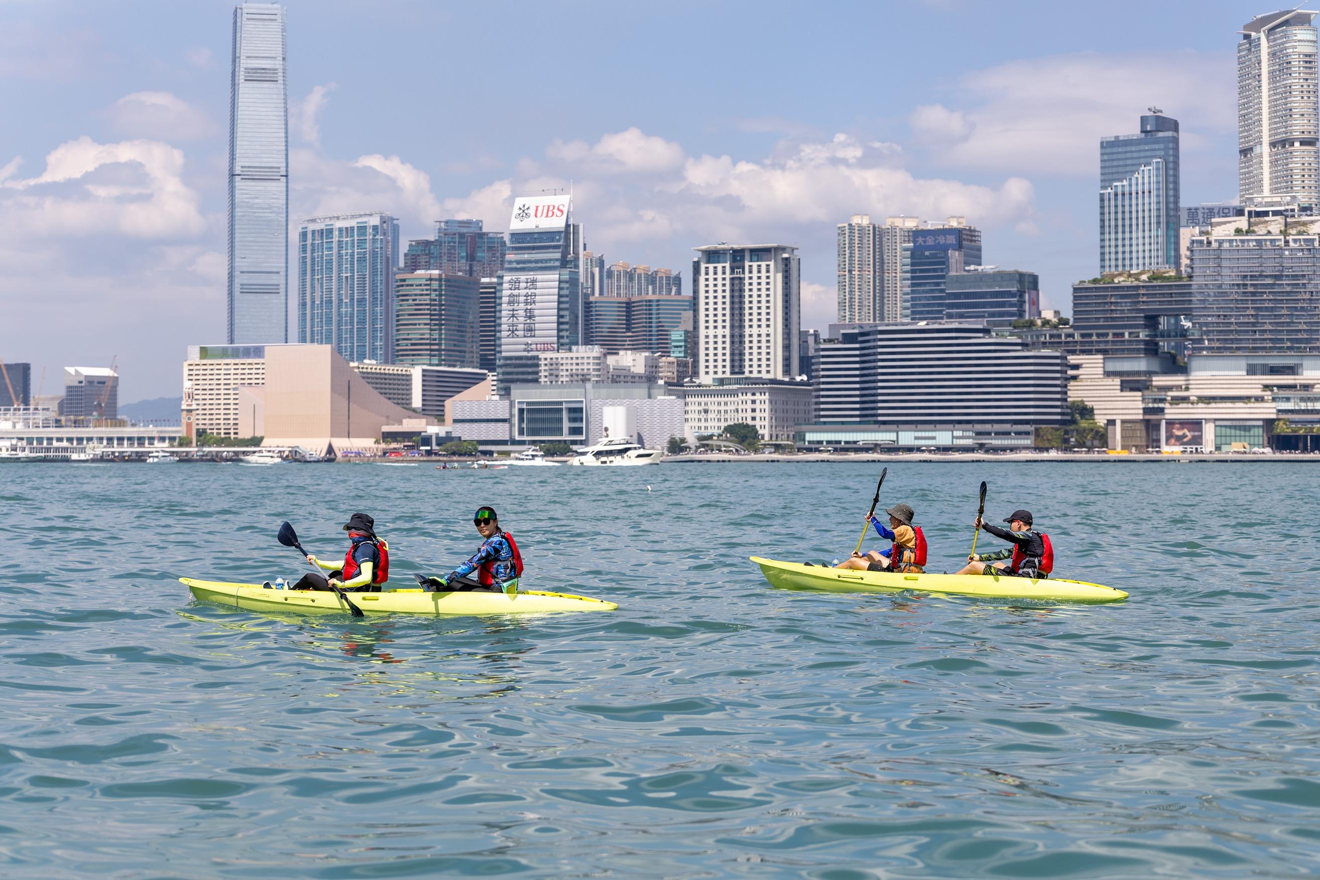 參加者在灣仔「水上運動及康樂主題區」一邊划獨木舟,一邊飽覽香港標誌性的維港兩岸美景。