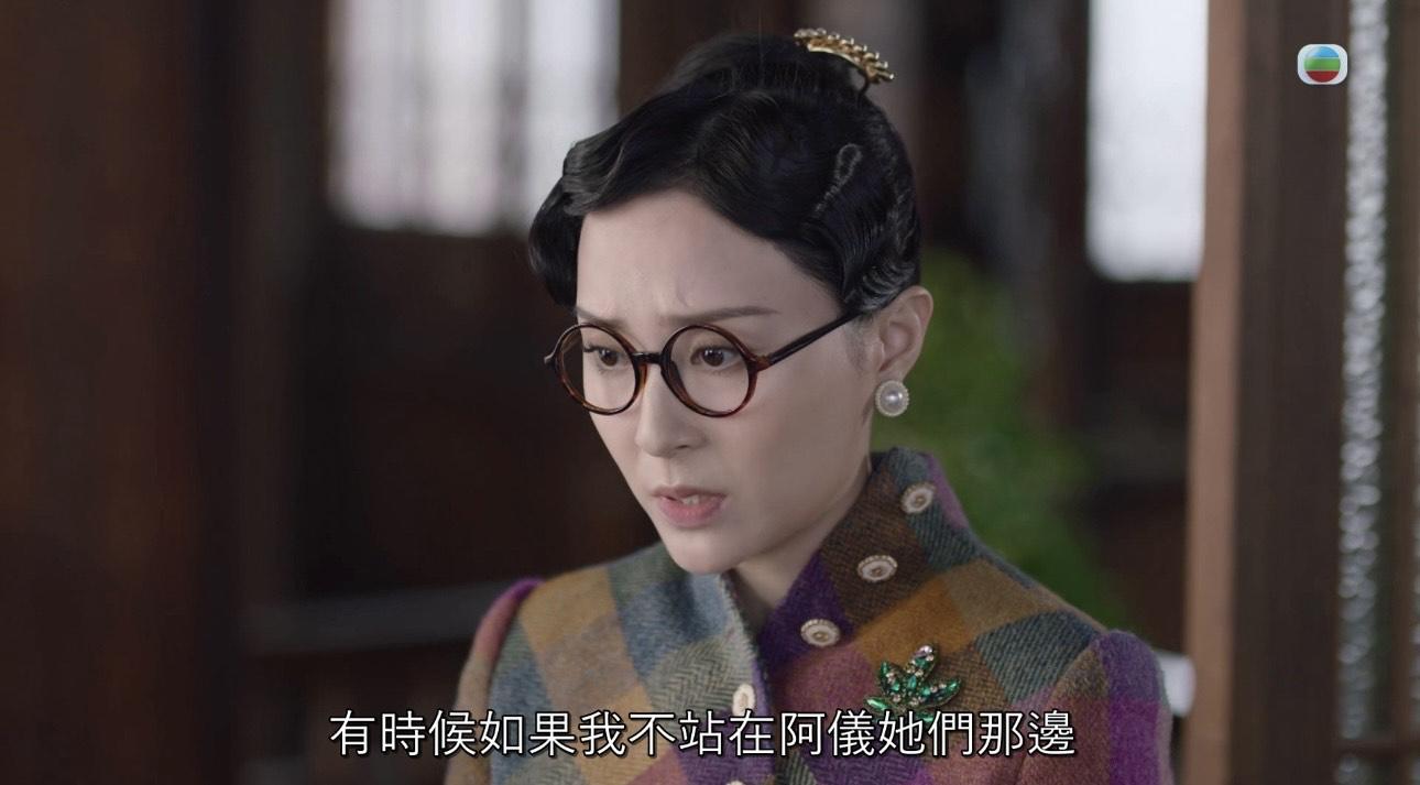 邵初黑框眼鏡民初造型被誤認是另一位港姐。