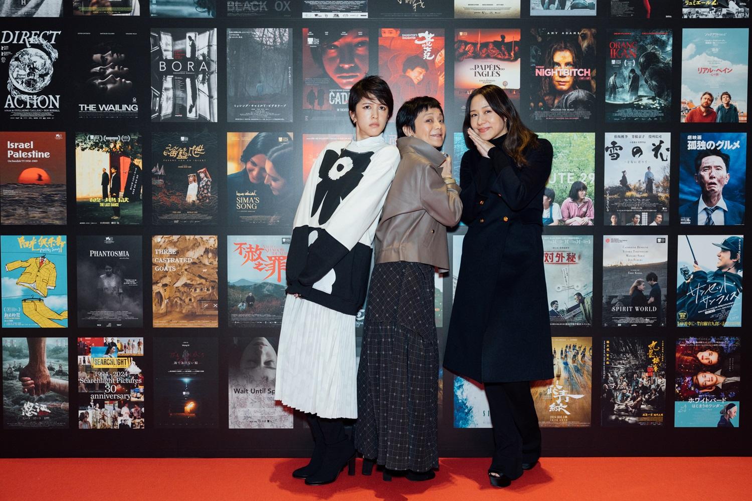 劉奕兒(左起)、張艾嘉、林嘉欣於東京影展現場,俏皮模仿《女兒的女兒》電影主視覺海報。
