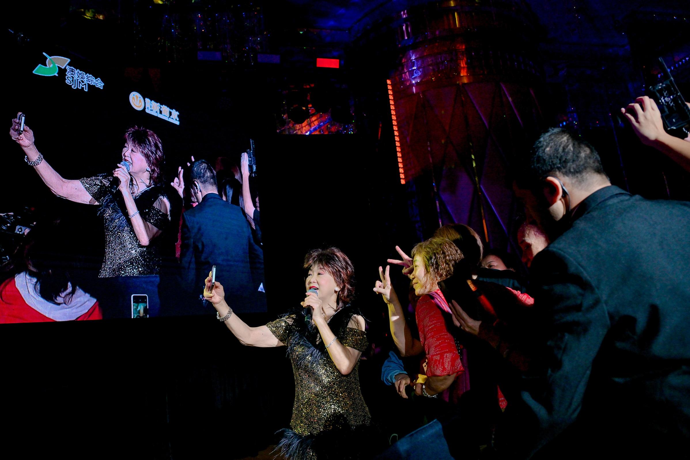 朱咪咪在舞台上傾情演繹《飛躍舞台》,她的熱情表演令觀眾非常有共鳴感。