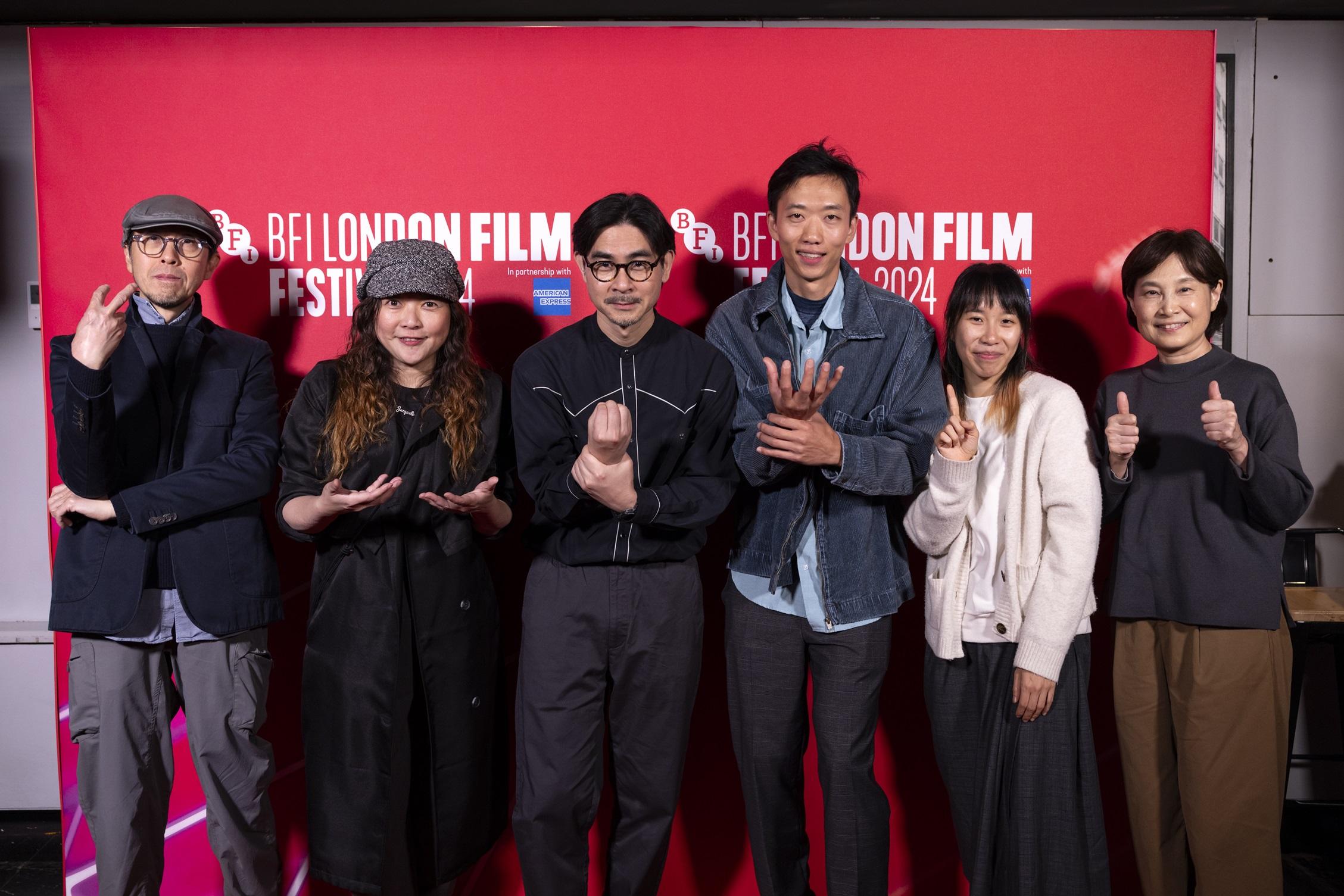 團隊以手語展示戲名《看我今天怎麽說》,左起監製何康、監製廖婉虹、導演黃修平、手語指導海鳥及胡歷恩、編劇千春