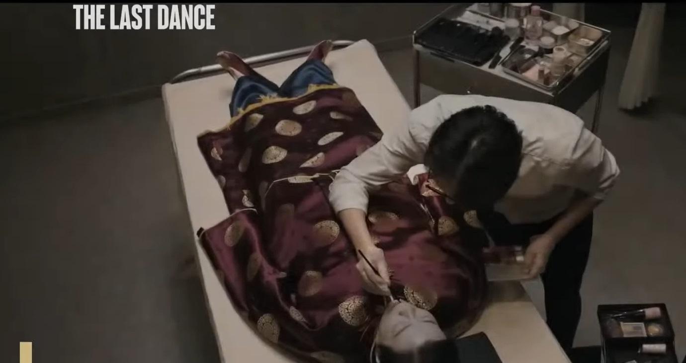 黃子華在《破.地獄》的角色要為先人更衣化妝。