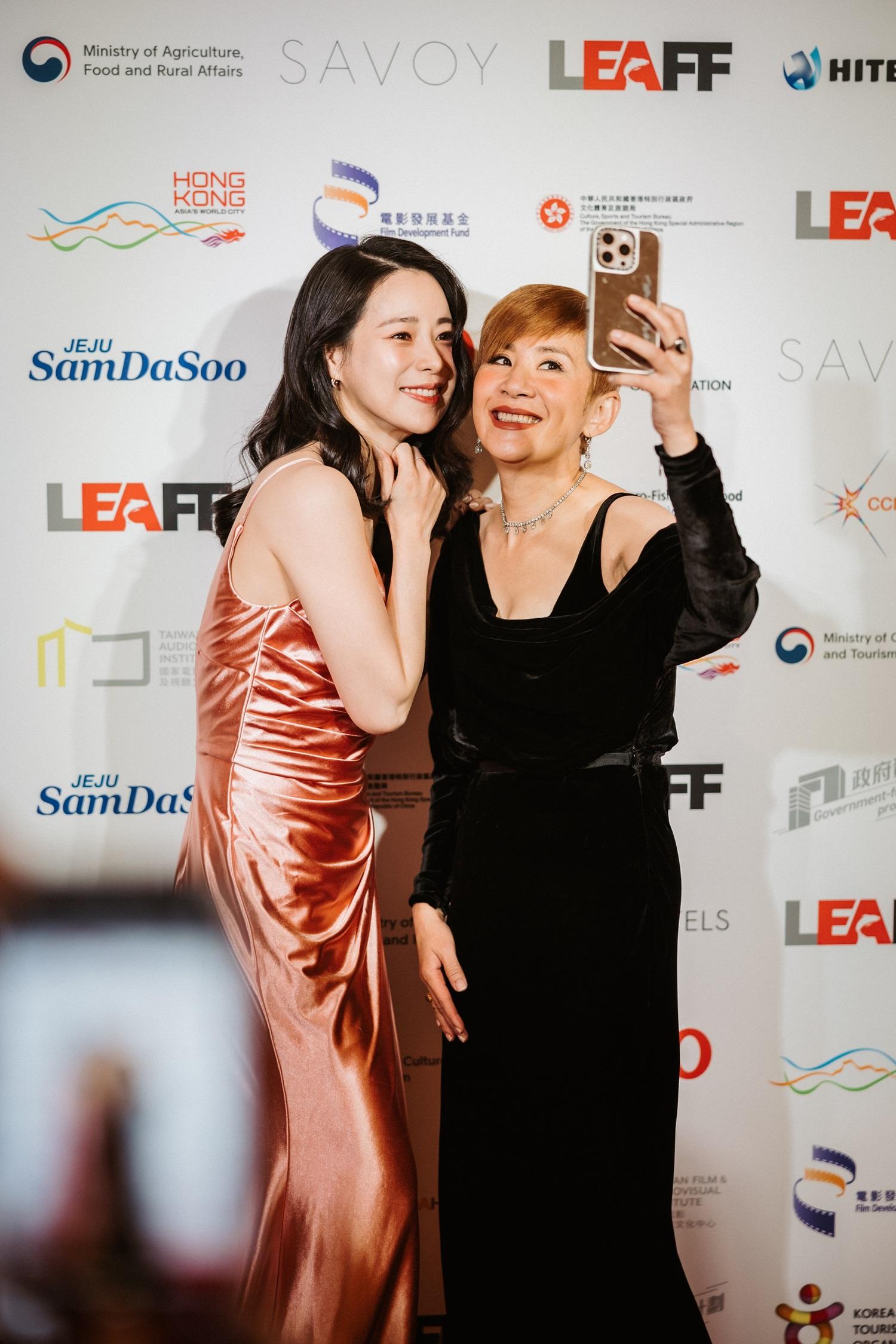 吳君如與《黑暗榮耀》的韓國女星林智妍興奮自拍。