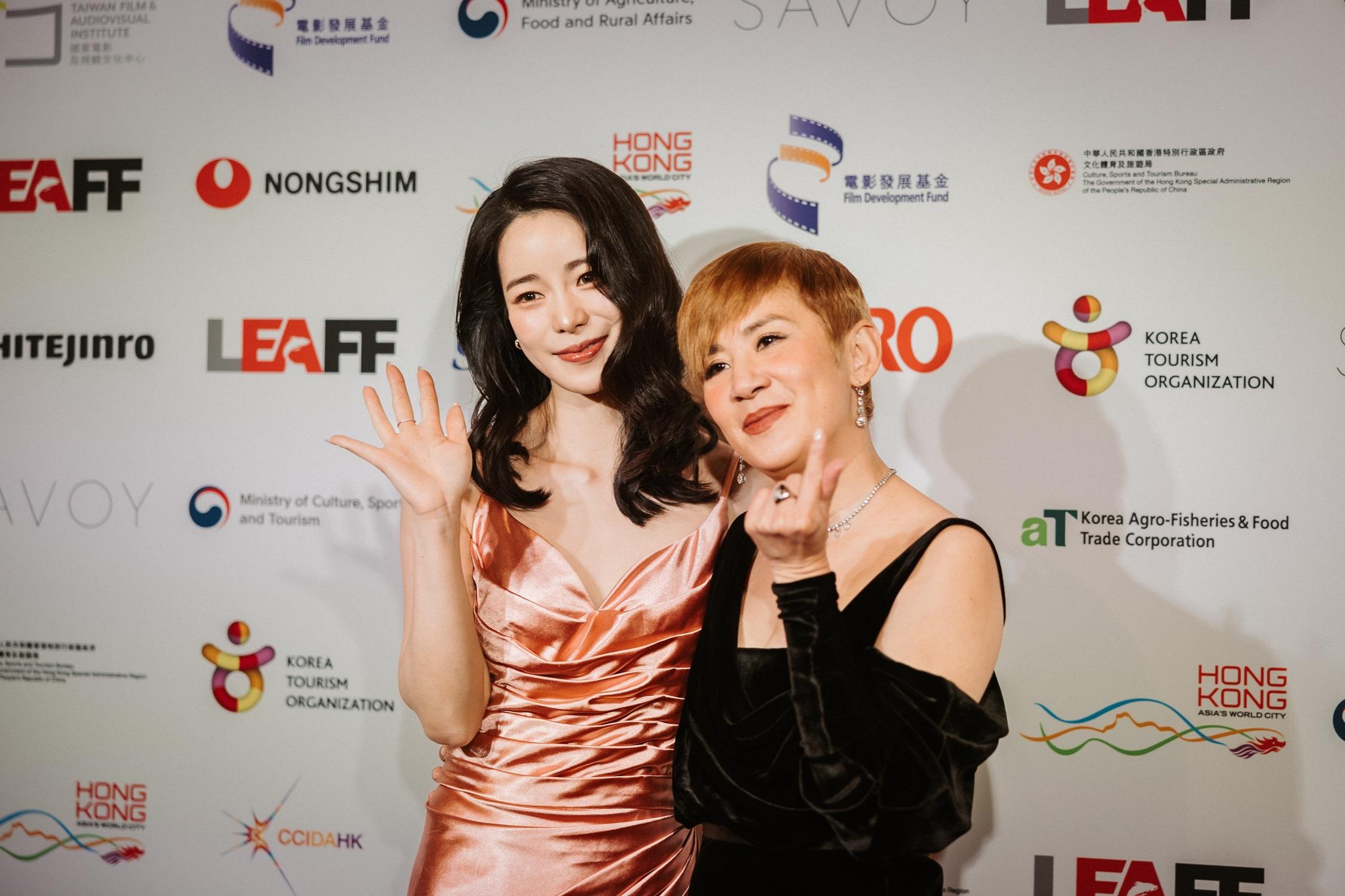 吳君如與《黑暗榮耀》的韓國女星林智妍同場合照。