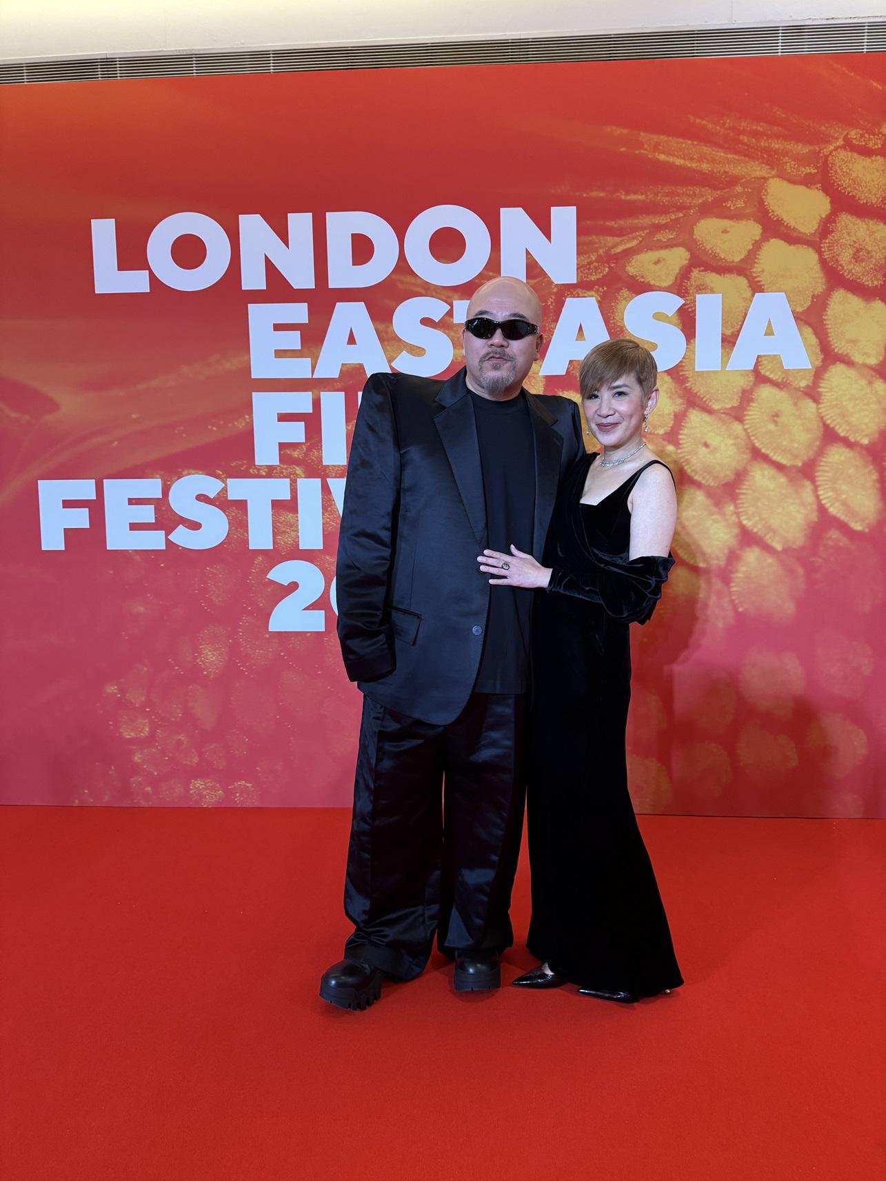 君如的老友黃偉文也專程盛裝現身,共同慶祝她這個重要時刻。