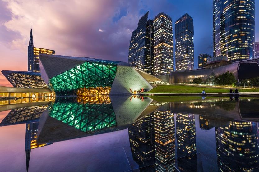 札哈在中國的「處女作」兼「成名作」廣州大劇院2010年落成,外牆由5,000塊玻璃及多達75,000塊石材組成,形成不規則表面,晚上光影效果絕美。(圖片來源:視覺中國)