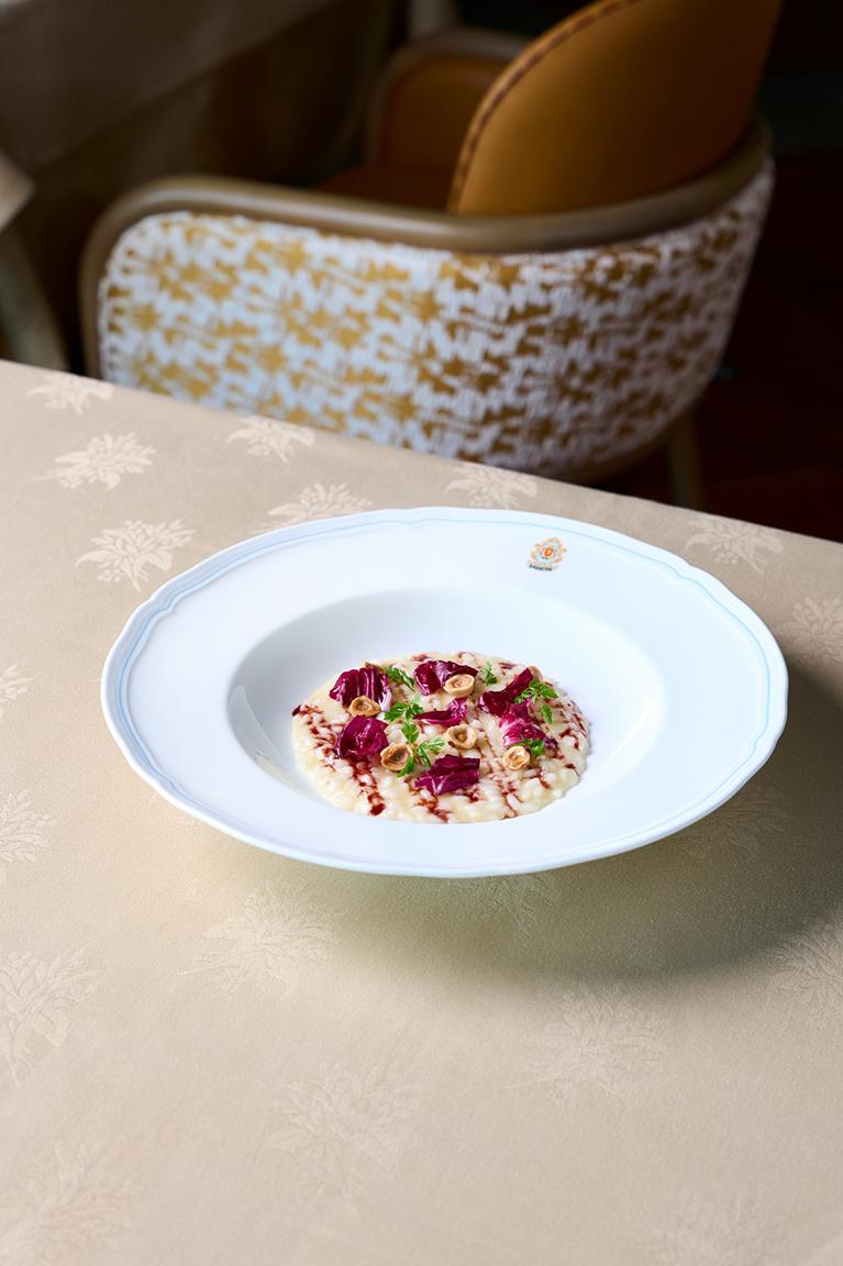 意大利飯配阿希亞格芝士、濃縮意大利阿瑪羅尼紅酒、紅菊苣及榛子