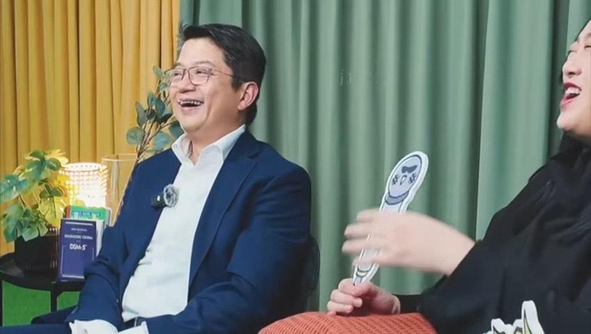 李珊珊日前釋出宣傳片,片中見她親自上陣負責主持節目《神醫請坐》。