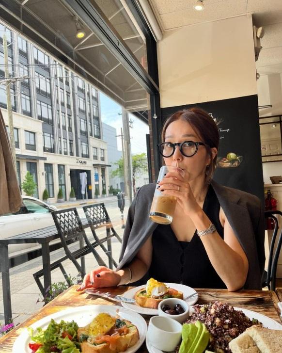 與喬妹飯聚的李真。