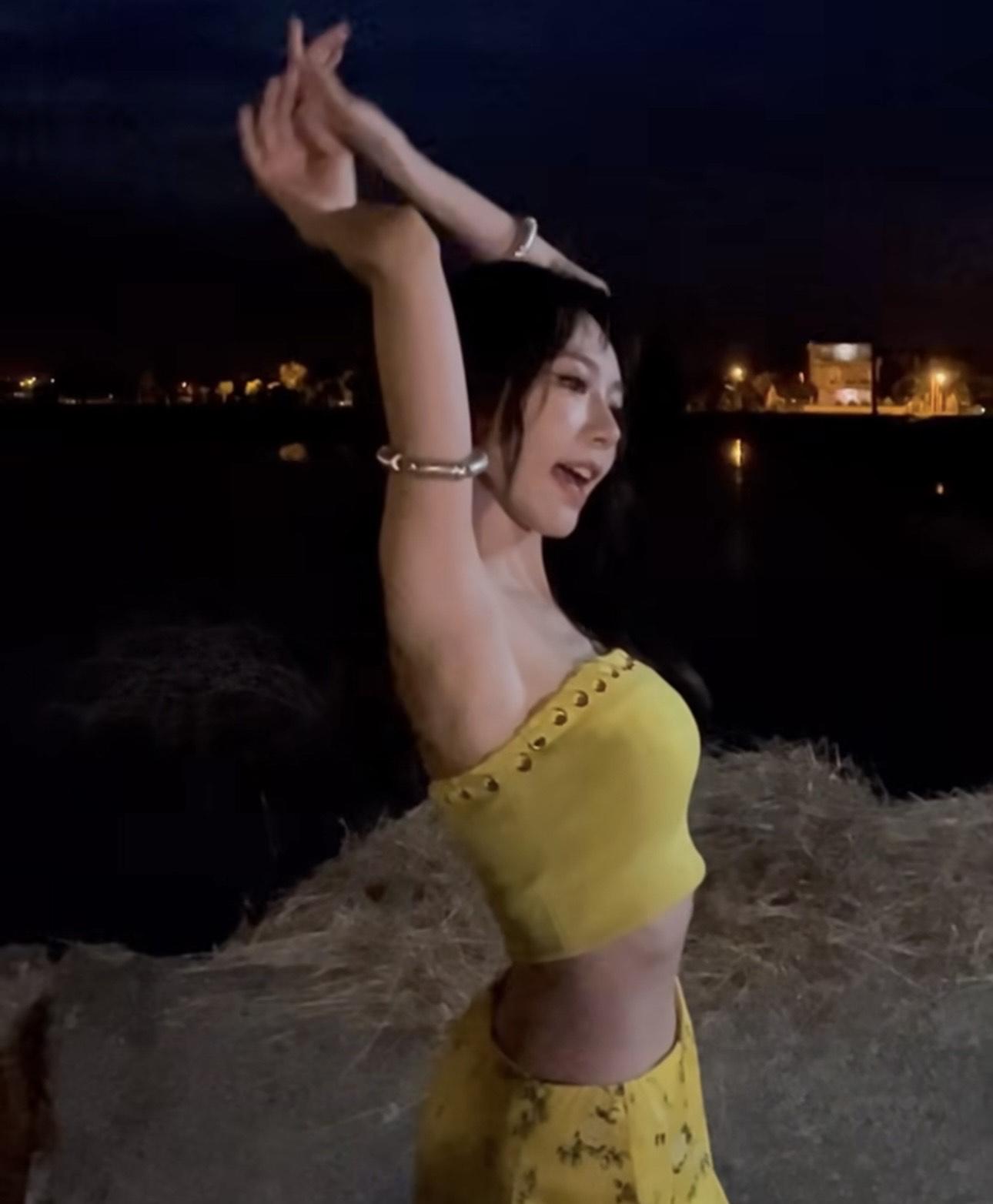 林明禎穿上黃色短身上衣,大騷蛇腰。