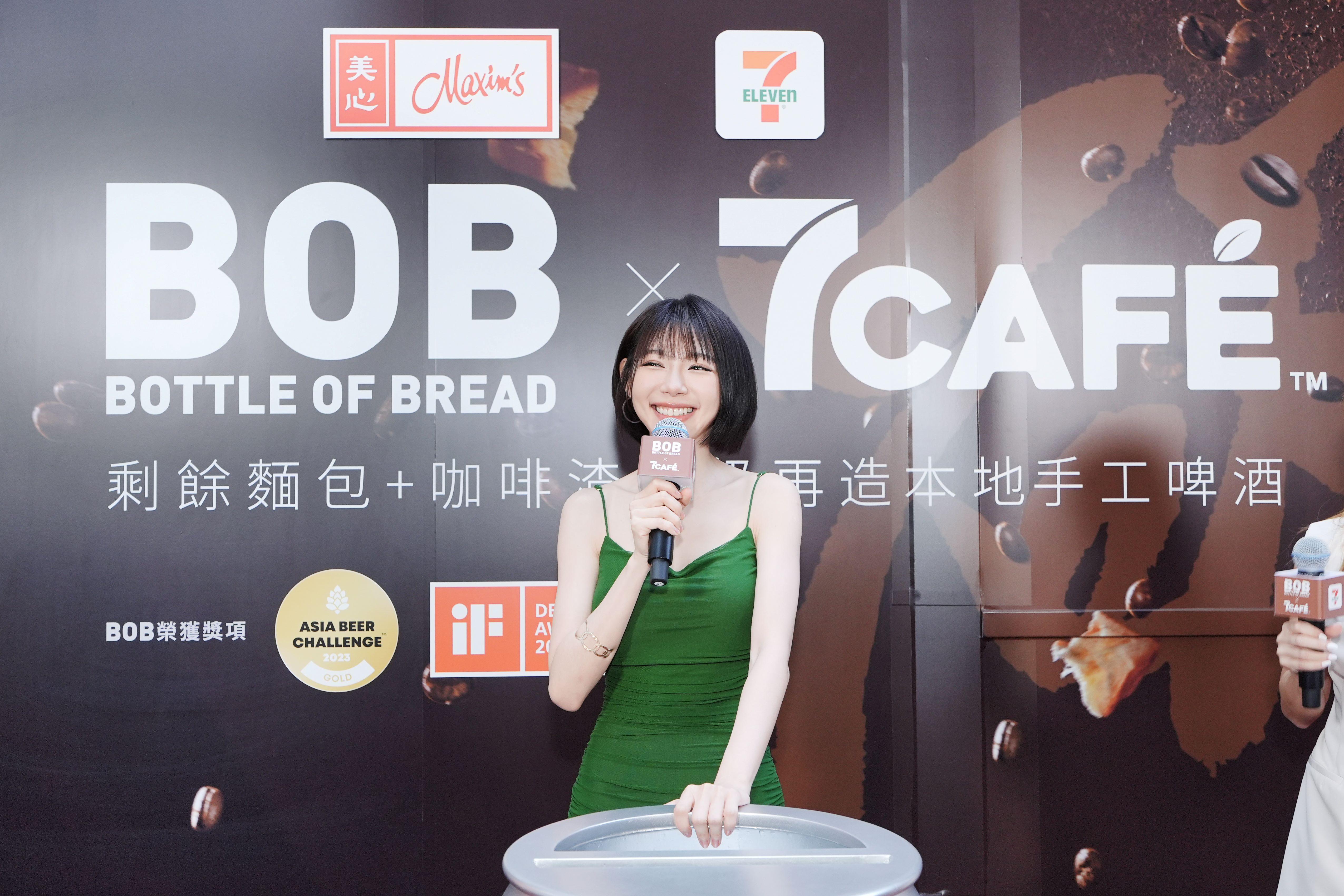 林明禎今日穿上綠色吊帶裙性感現身,吸引半百粉絲到場支持。