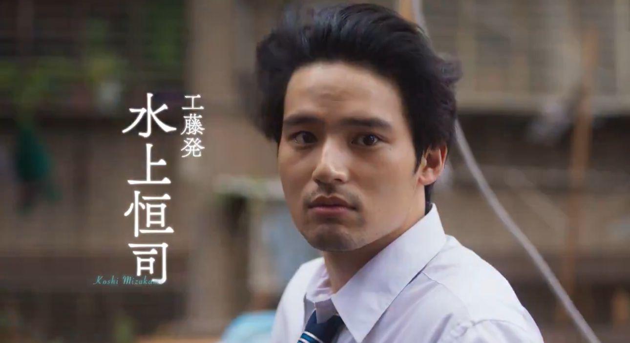 水上恒司置身台灣的建築物前演出。