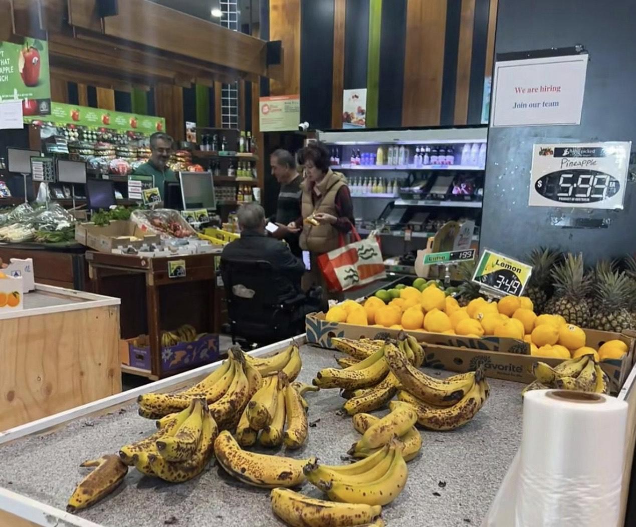 洪金寶早前與太太行超市亦被捕獲。