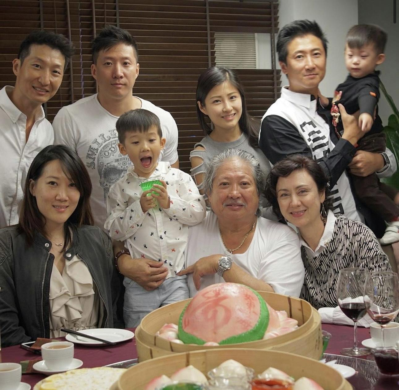洪金寶兒孫滿堂,相當幸福。
