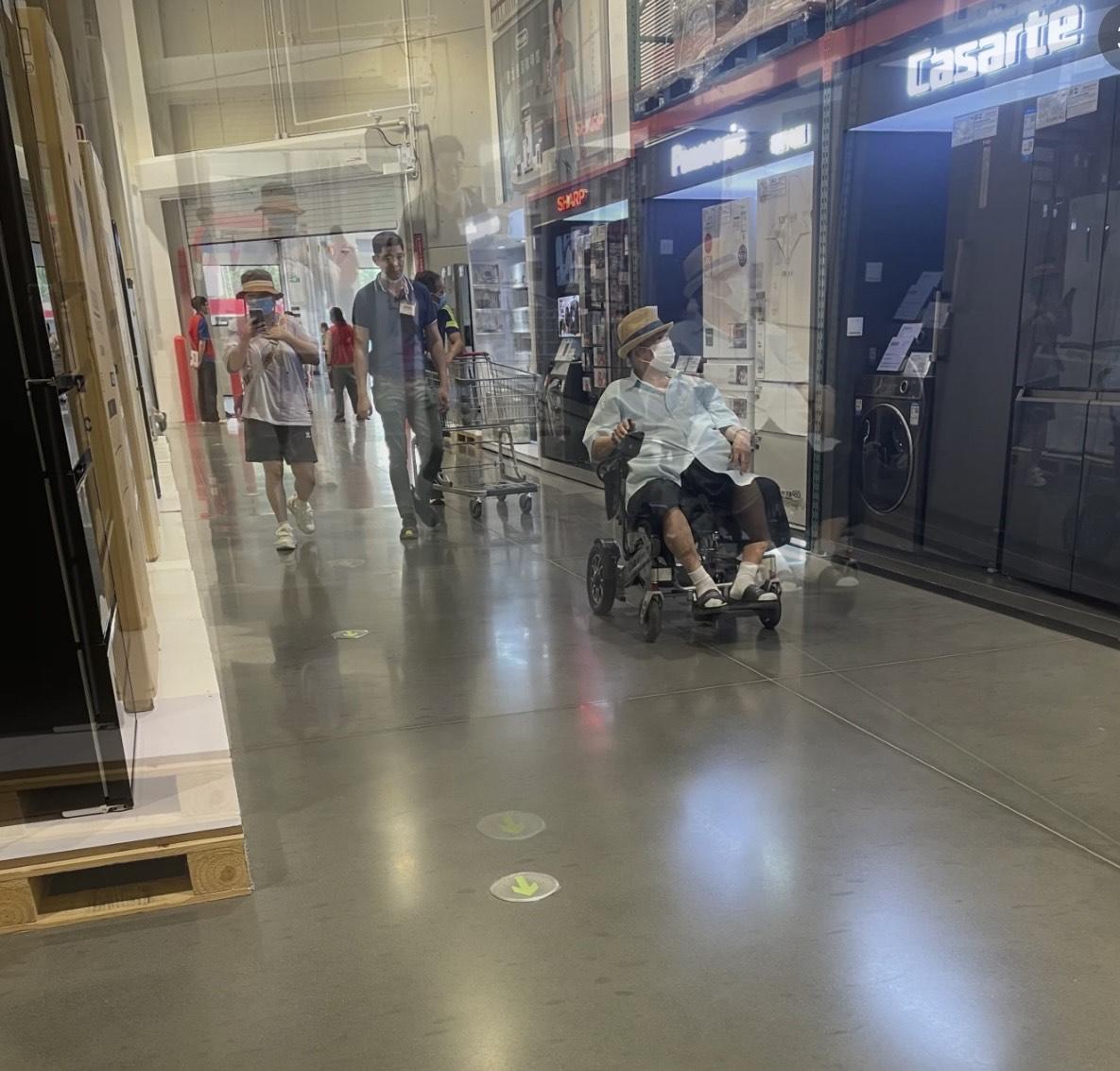 洪金寶經常被網民捕獲坐住輪椅出街。