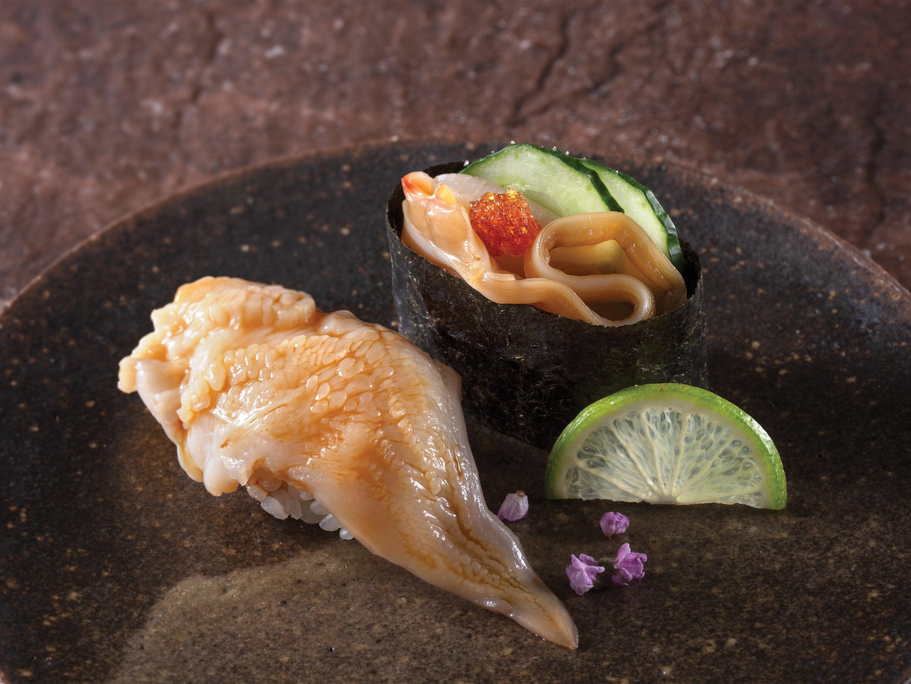 北海道產活北寄貝壽司及裙邊軍艦 $32客 貝肉細嫩,甘甜鮮美;裙邊爽口。