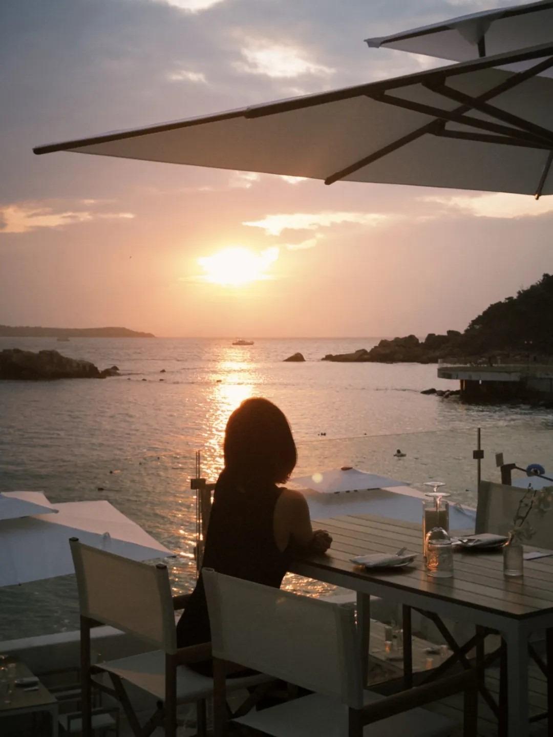 深圳大鵬新區雲海天使灣海灘上的餐廳布置優雅,是個享受慢活的好地方。(圖片來源:文旅深圳微信)