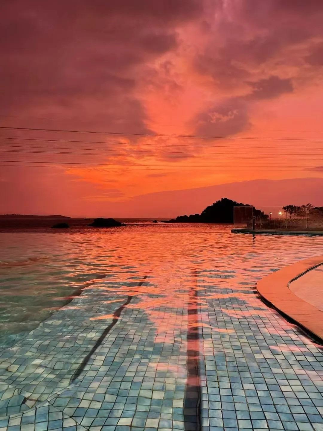 深圳大鵬新區雲海天使灣除了釜山同款小火車外,還有不少亮點,這裏有無邊泳池,能一邊游泳一邊看日落。(圖片來源:文旅深圳微信)