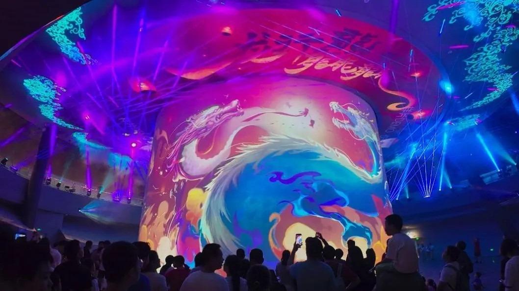 在全國最大的圓型水族缸外是高科技的帷幕,能夠瞬間變成投影器,上演海洋故事,名為青藍洞投影秀,單看場景已震撼非常。(圖片來源:深圳發布)