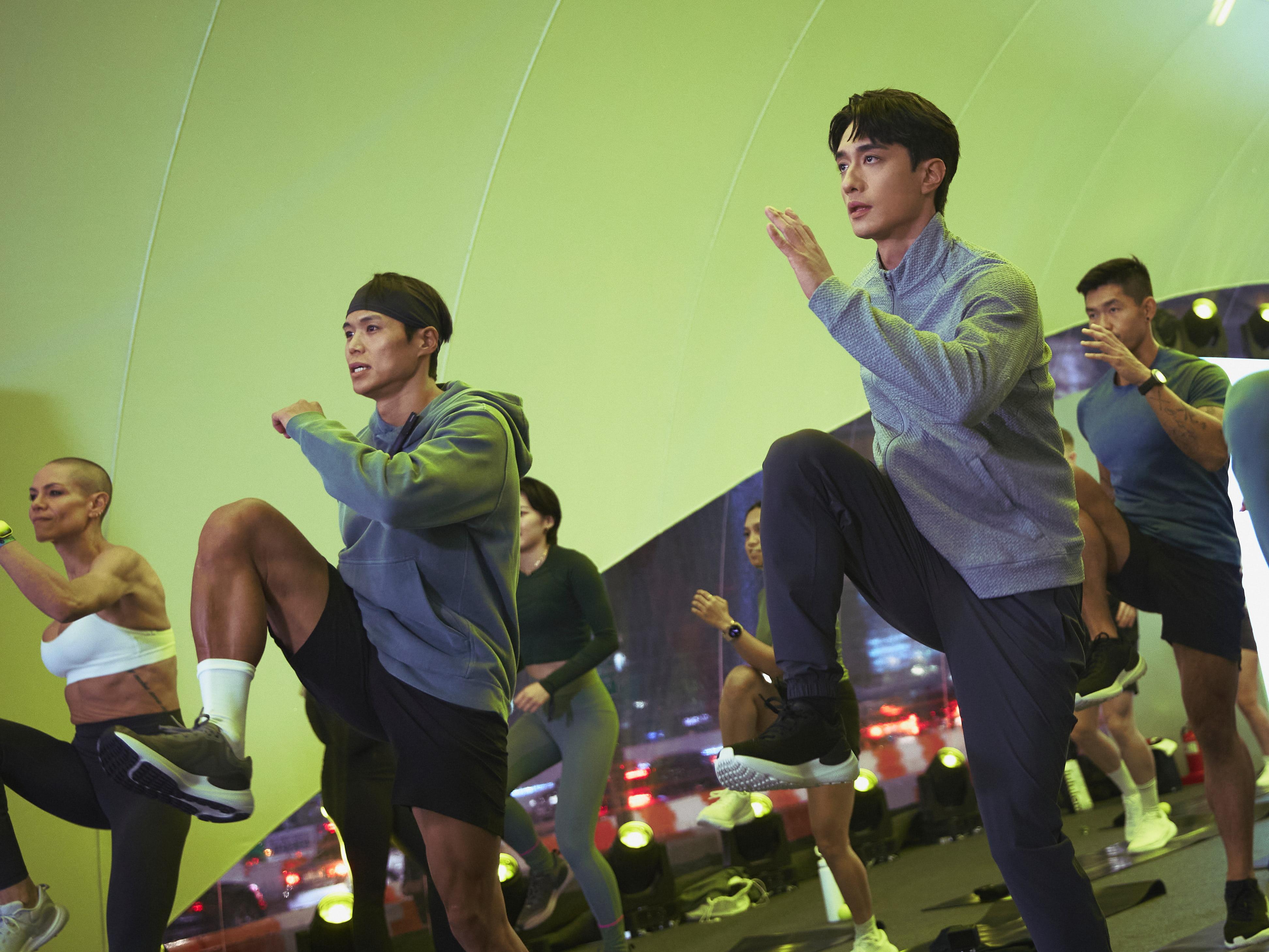 劉俊謙出席品牌活動,共同慶祝達成「與他人一起運動100萬分鐘」的集體目標。