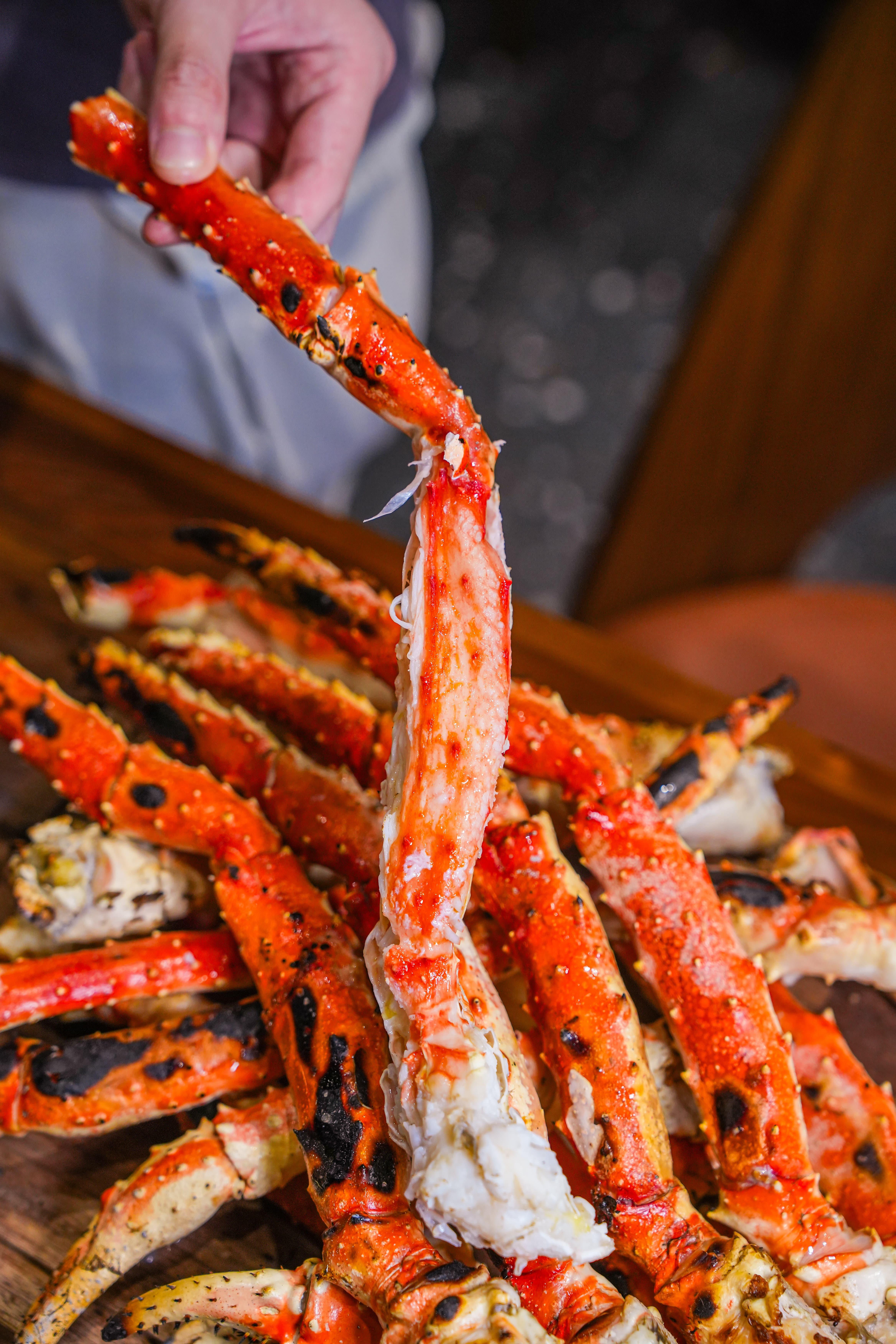 炭烤阿拉斯加珍寶皇帝蟹腳吸收了煙燻香氣,蟹肉相當鮮嫩。