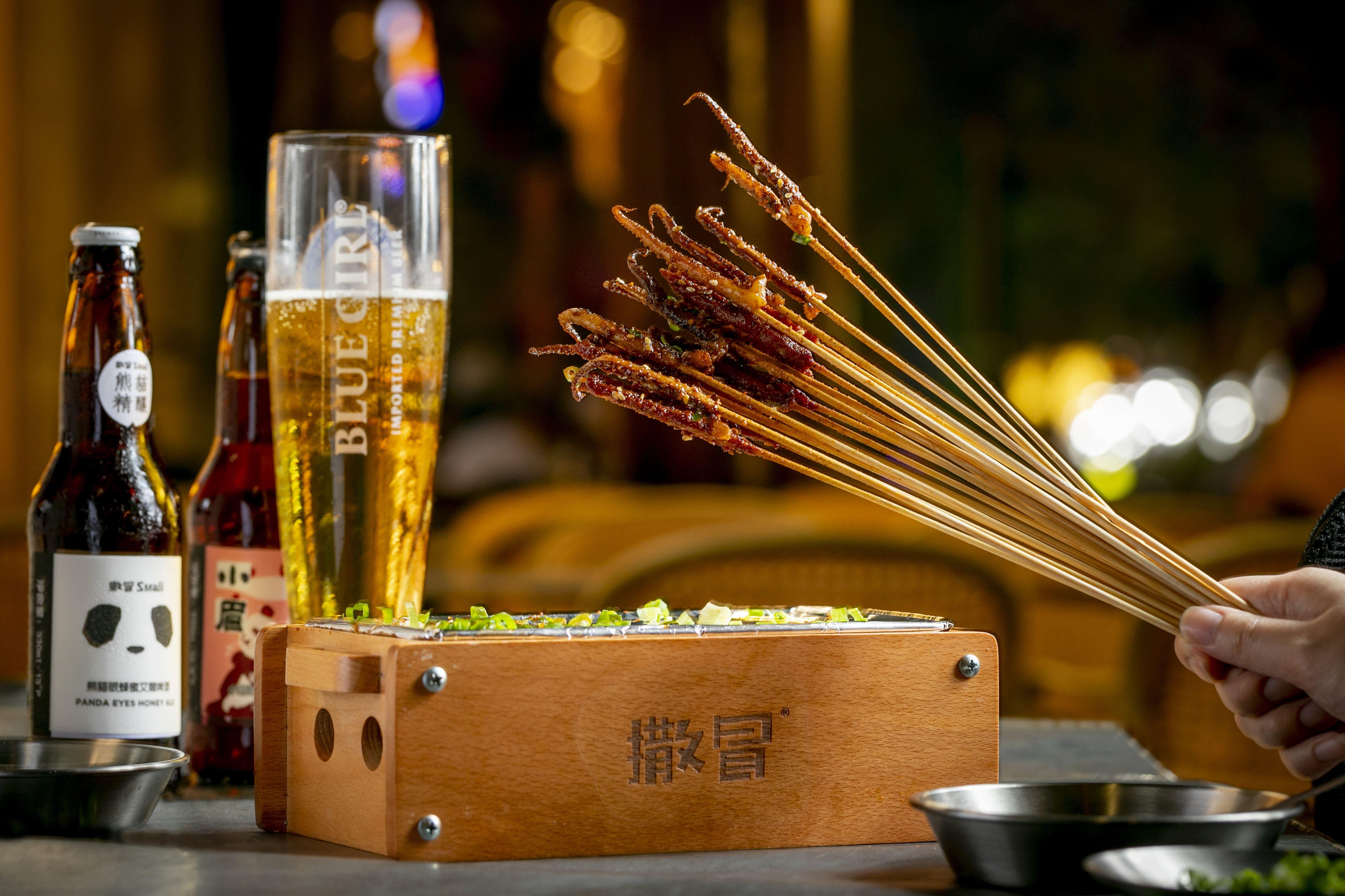 新店特別搜羅多款人氣精釀啤酒配串燒。