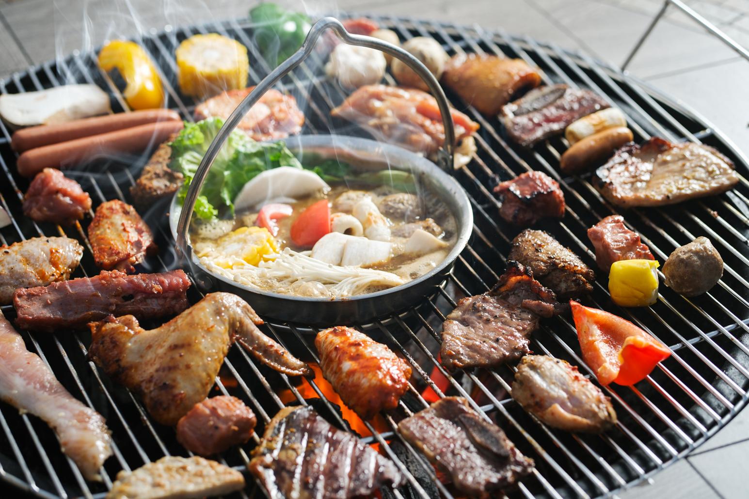 圓形烤爐桌中央放置野炊小吊鍋,一邊bbq,一邊打邊爐。