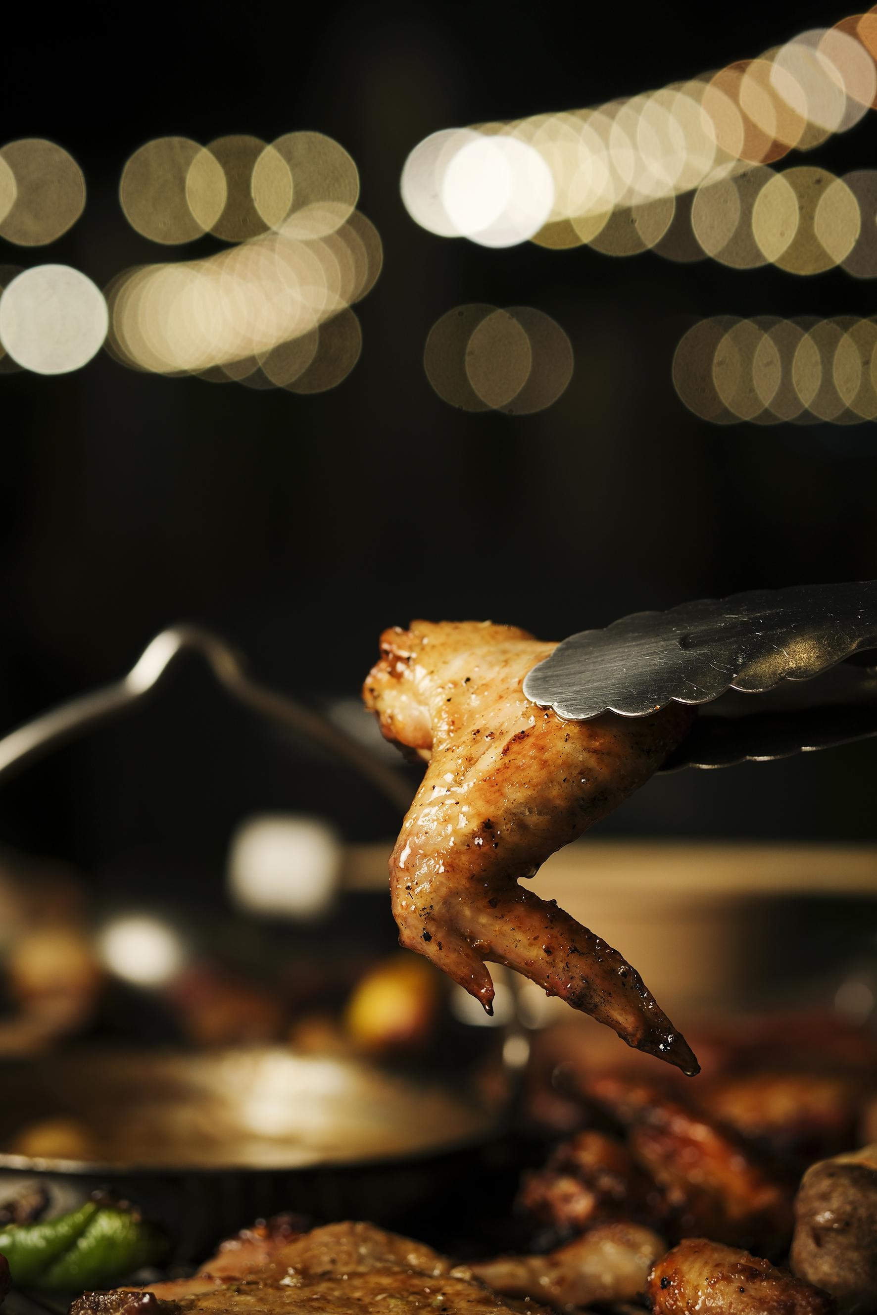 每日自家新鮮醃製多款雞翼口味,有雞煲、麻婆豆腐、川椒麻辣、新奧爾良雞翼。