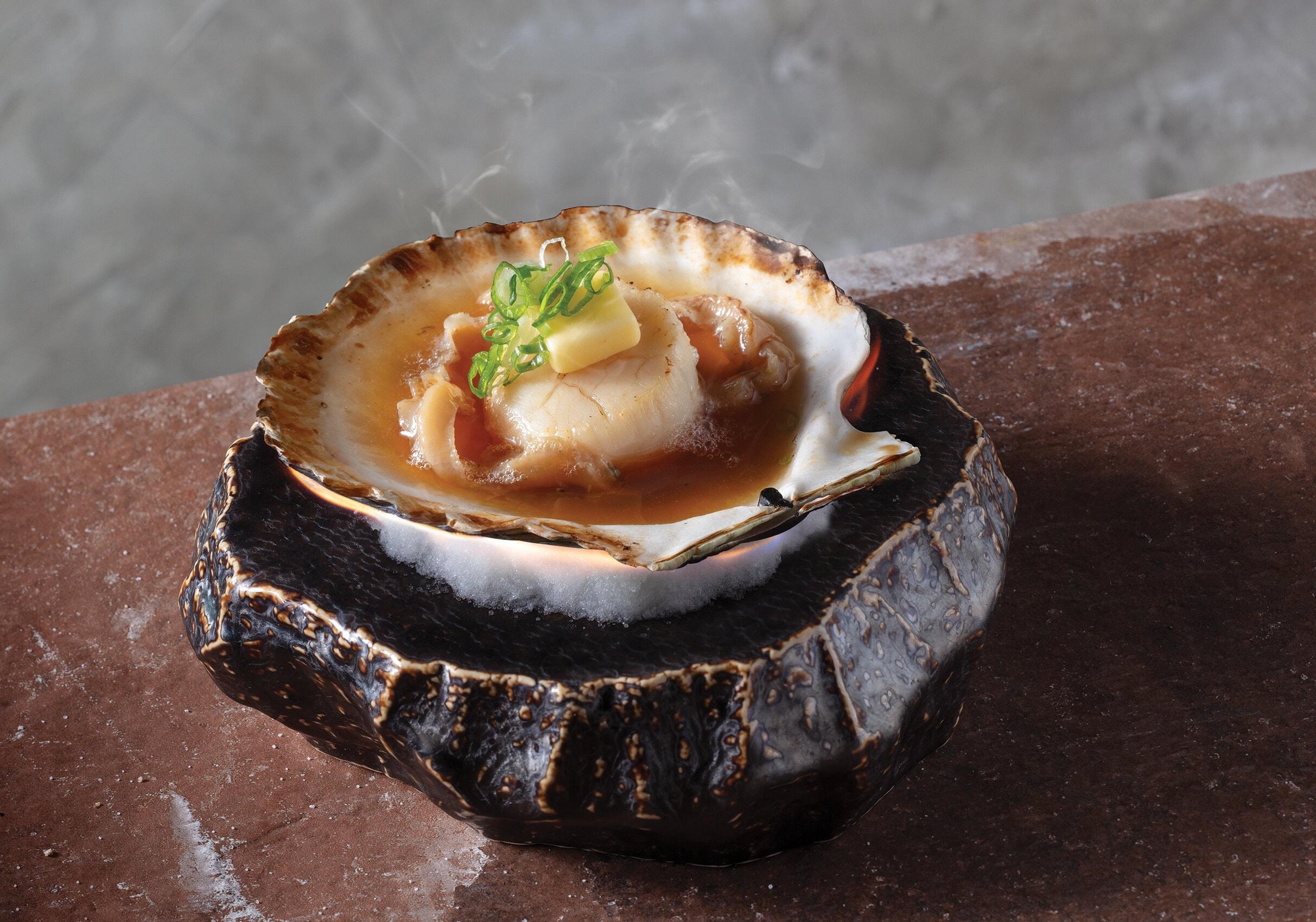 牛油燒北海道產活帆立貝 $58客 貝肉圓潤飽滿,加上牛油及蛋白鹽炙燒,令風味更加濃郁。