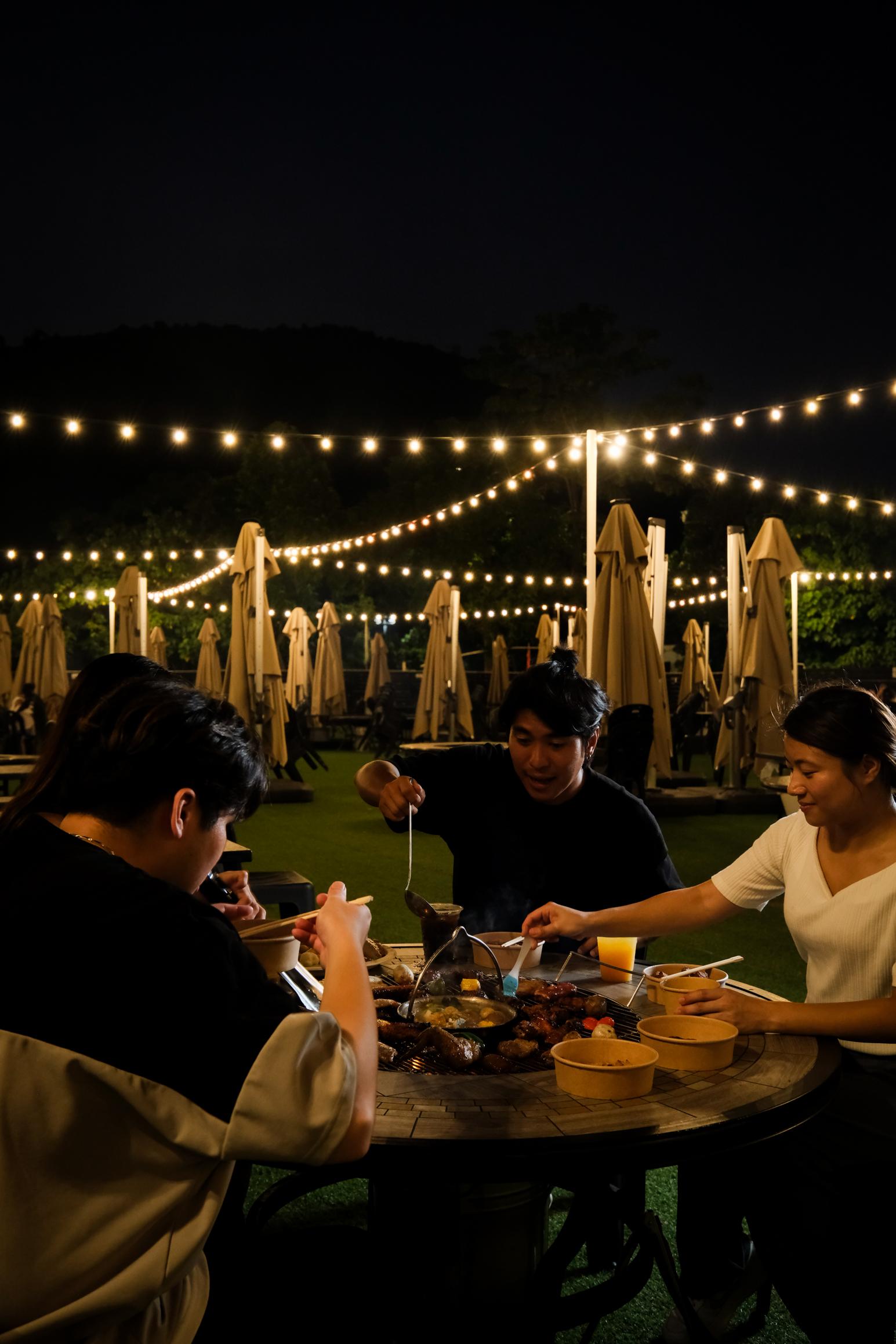 燒烤爐外圍是餐桌,方便一大班人圍著圓爐全方位零死角燒烤。