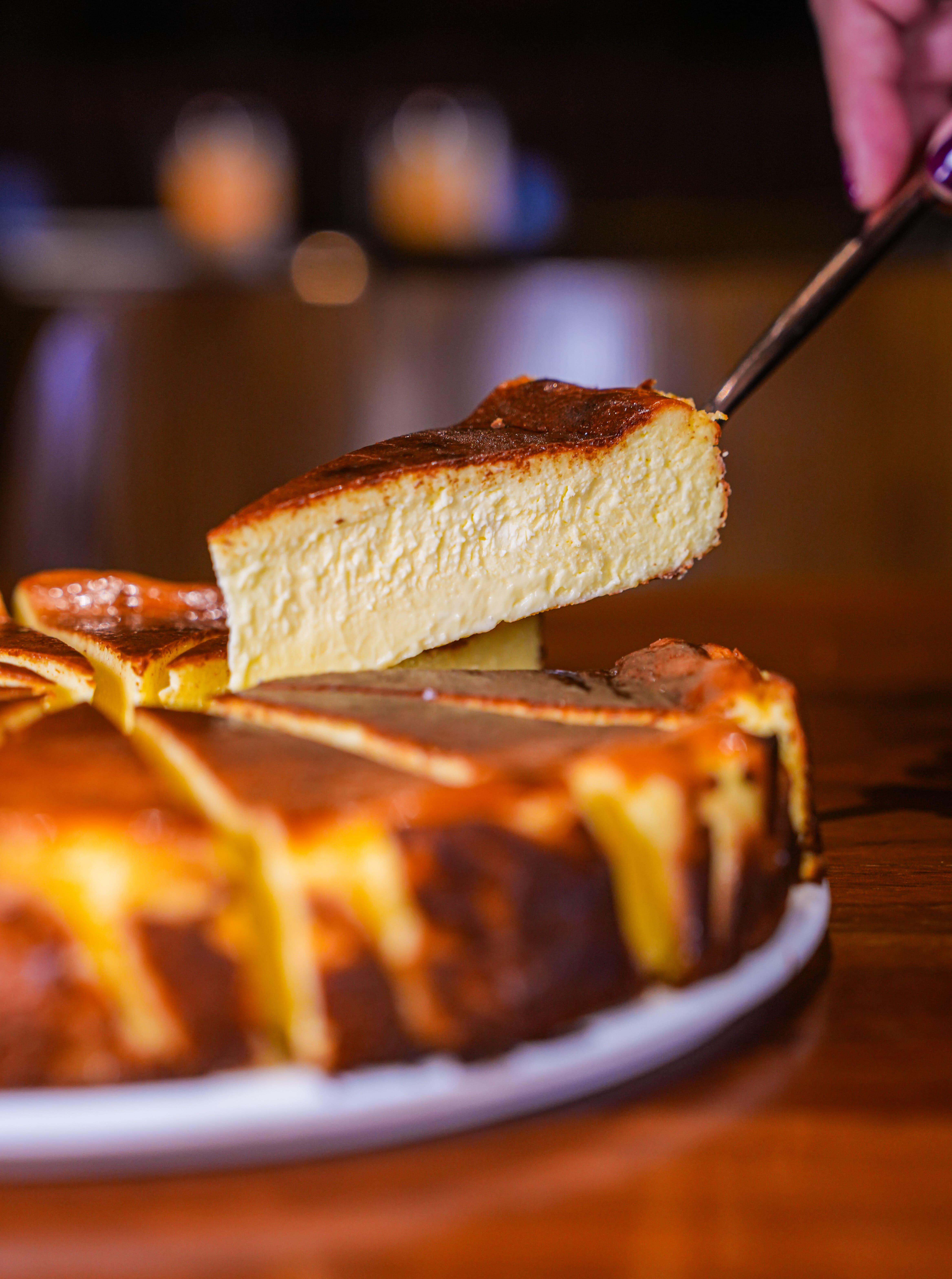 Amelia 總店就座落於巴斯克蛋糕的發源地San Sebastian,餐廳依照當地傳統製作最正宗口味、軟滑如綿又芝味濃郁的招牌巴斯克焦香芝士蛋糕。