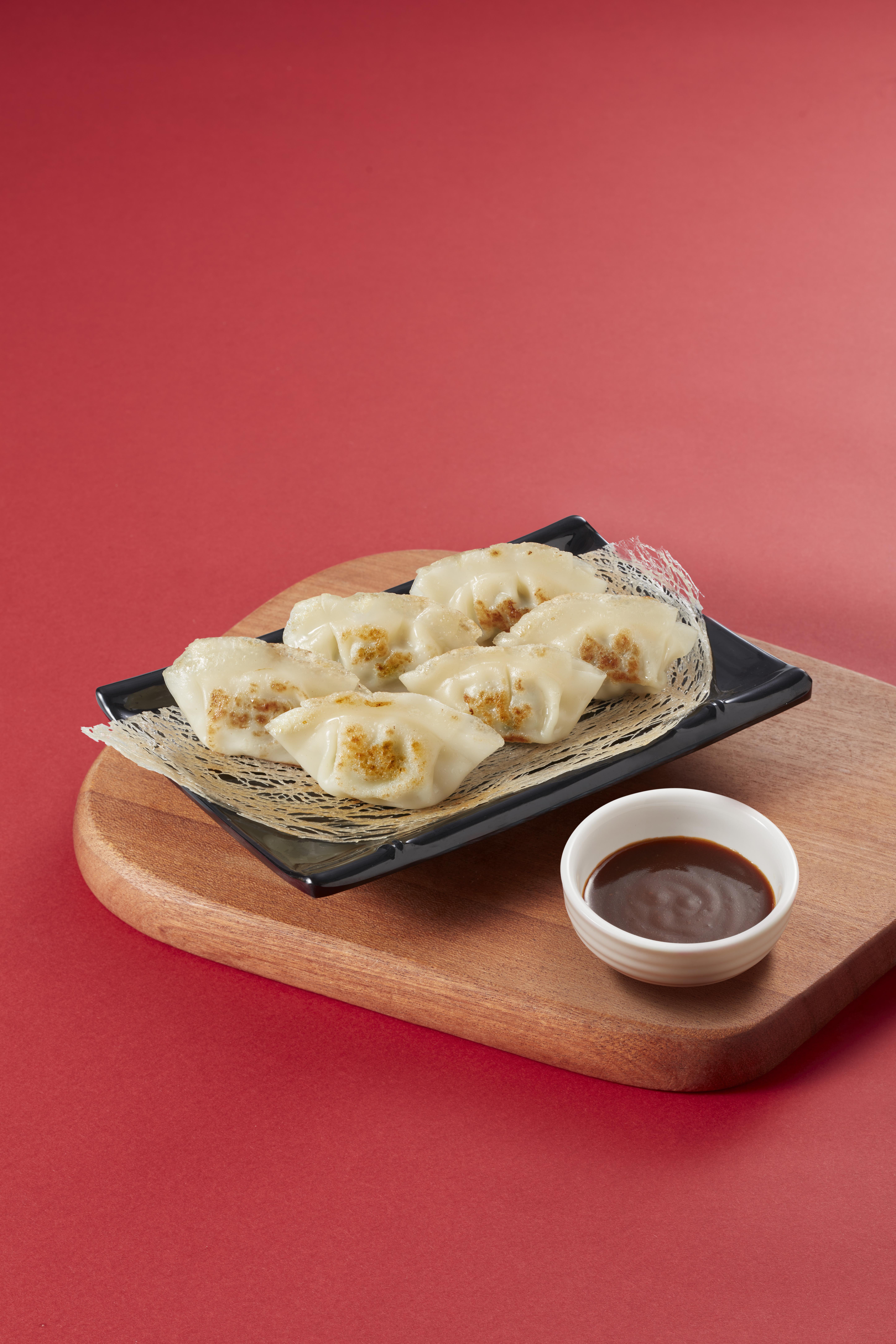 網燒香脆一口餃($14),以豬肉、椰菜、韭菜、大蔥及白菜為主要餡料,嚴謹控制煎焗時,確保每夥餃子均外脆金黃,沾上特製麻辣喼汁,滋味滿滿。