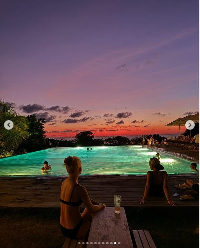 相中的孝淵在泳池邊看日落。