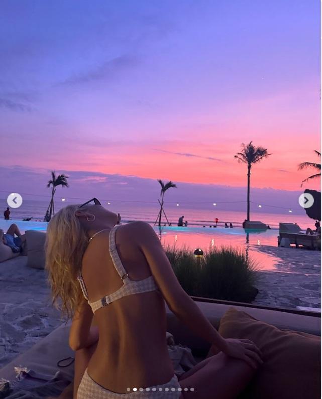 在泳灘的孝淵,狀態非常放鬆。